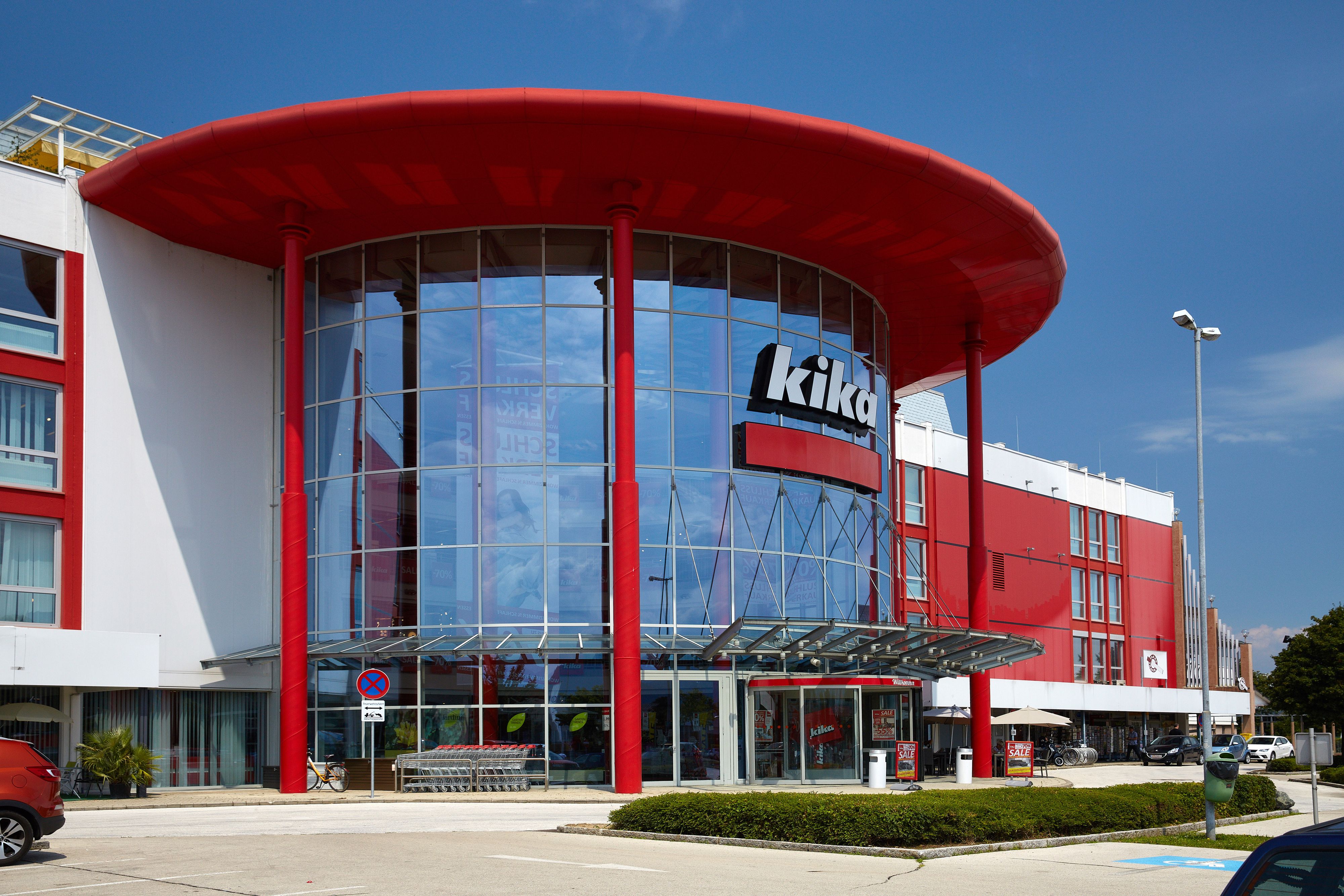 Download von www.picturedesk.com am 01.06.2023 (11:43).  Investor Rene Benko, Signa, Signa-Konzern, Übernahme, Logo, Schriftzug, Möbelkonzern, Möbelhaus, Möbelriese, Moebelhaus, Möbelhandelsgruppe, Einrichtungshaus, Möbel- und Textilkette kika/Leiner, Möbelkette, Möbelhandel, Möbelhandelskette, Kette, Wettbewerb, Sonderangebot, Rabatt, Preisschlacht, Schriftzug, Filiale, Wirtschaft, Verkauf, Refinanzierung, Restrukturierungsmaßnahme, Restrukturierung, Sparkurs, Kika Leiner, Konzern, Steinhoff, Juni 2018, Wien, Österreich - 20180722_PD1055 - Rechteinfo: Rights Managed (RM)