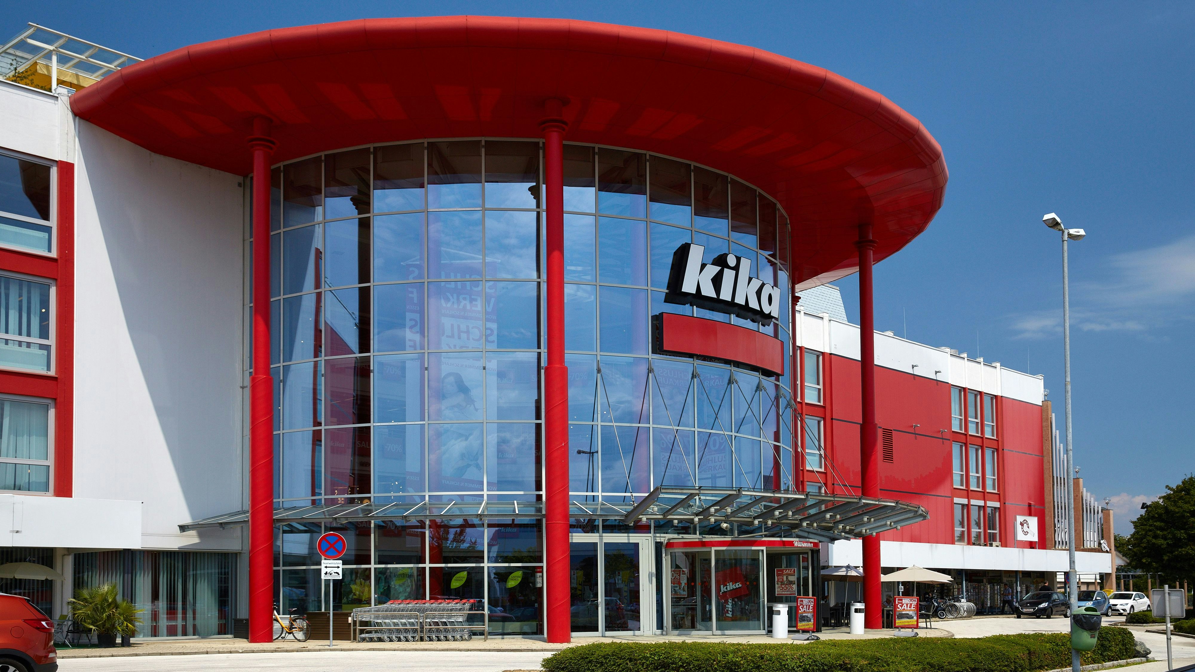 Download von www.picturedesk.com am 01.06.2023 (11:43).  Investor Rene Benko, Signa, Signa-Konzern, Übernahme, Logo, Schriftzug, Möbelkonzern, Möbelhaus, Möbelriese, Moebelhaus, Möbelhandelsgruppe, Einrichtungshaus, Möbel- und Textilkette kika/Leiner, Möbelkette, Möbelhandel, Möbelhandelskette, Kette, Wettbewerb, Sonderangebot, Rabatt, Preisschlacht, Schriftzug, Filiale, Wirtschaft, Verkauf, Refinanzierung, Restrukturierungsmaßnahme, Restrukturierung, Sparkurs, Kika Leiner, Konzern, Steinhoff, Juni 2018, Wien, Österreich - 20180722_PD1055 - Rechteinfo: Rights Managed (RM)