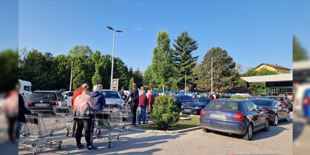 Der Parkplatz füllt sich immer mehr mit wartender Kundschaft.