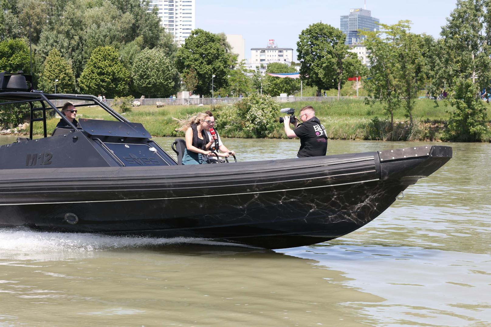 900 PS: Diese Donau-Boote jagen Piraten auf Welt-Meeren