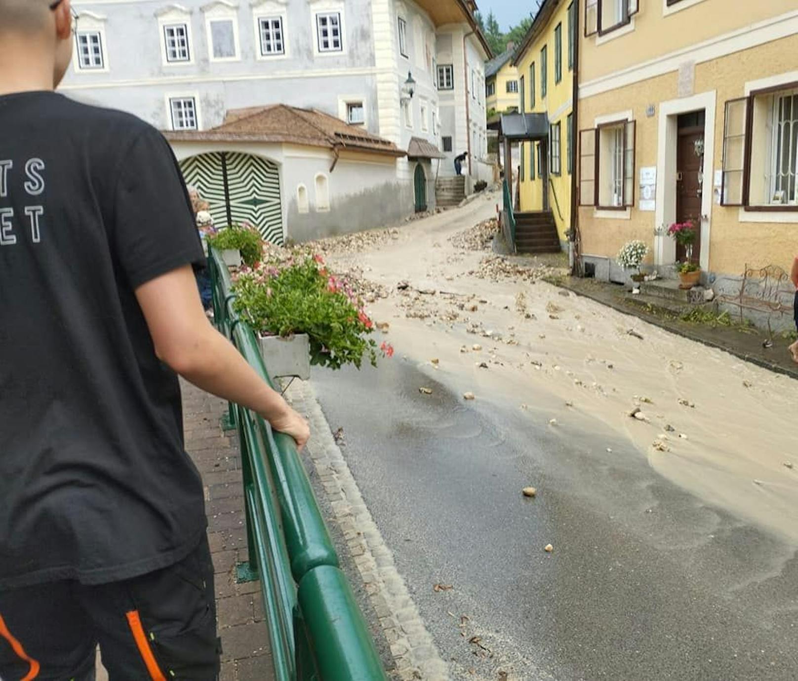 Betroffen sind vor allem Privathäuser und Geschäfte am Marktplatz, deren Keller Schaden gelitten haben. Außerdem war das Reha-Zentrum im Ort von den Überschwemmungen betroffen.&nbsp;