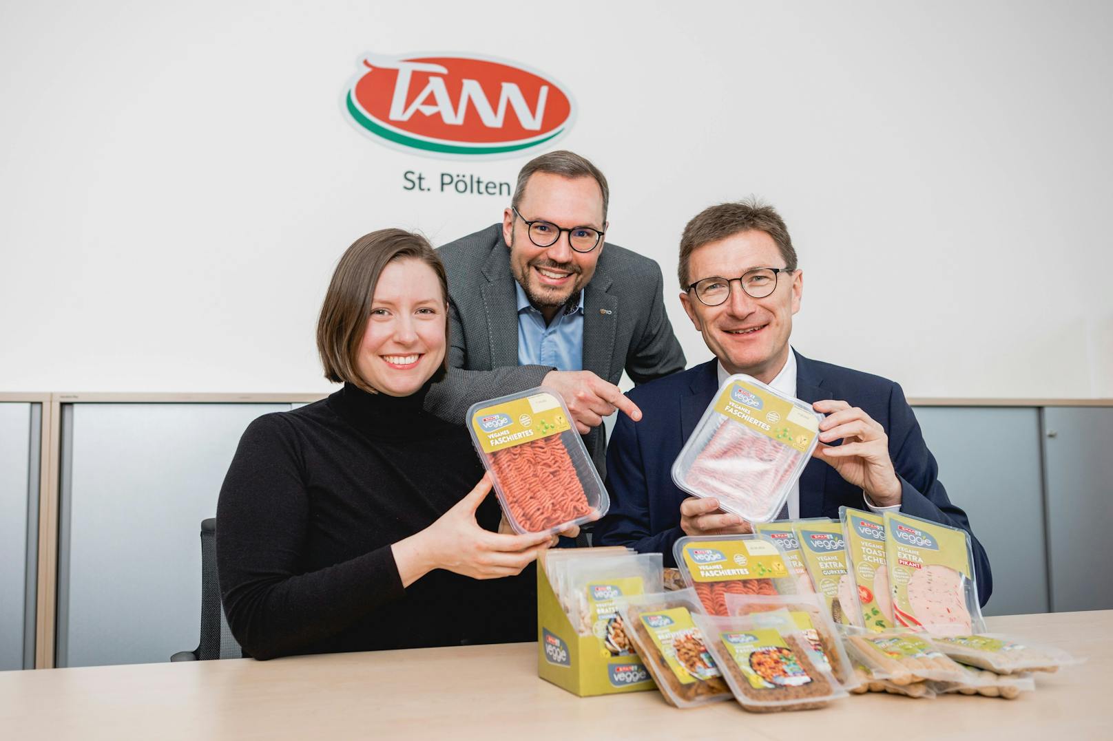 Produktentwicklerin Katharina Keferböck, TANN-Leiter Leopold Scharmer und SPAR-Geschäftsführer Alois Huber sind stolz auf die Produktinnovationen von TANN St. Pölten  
