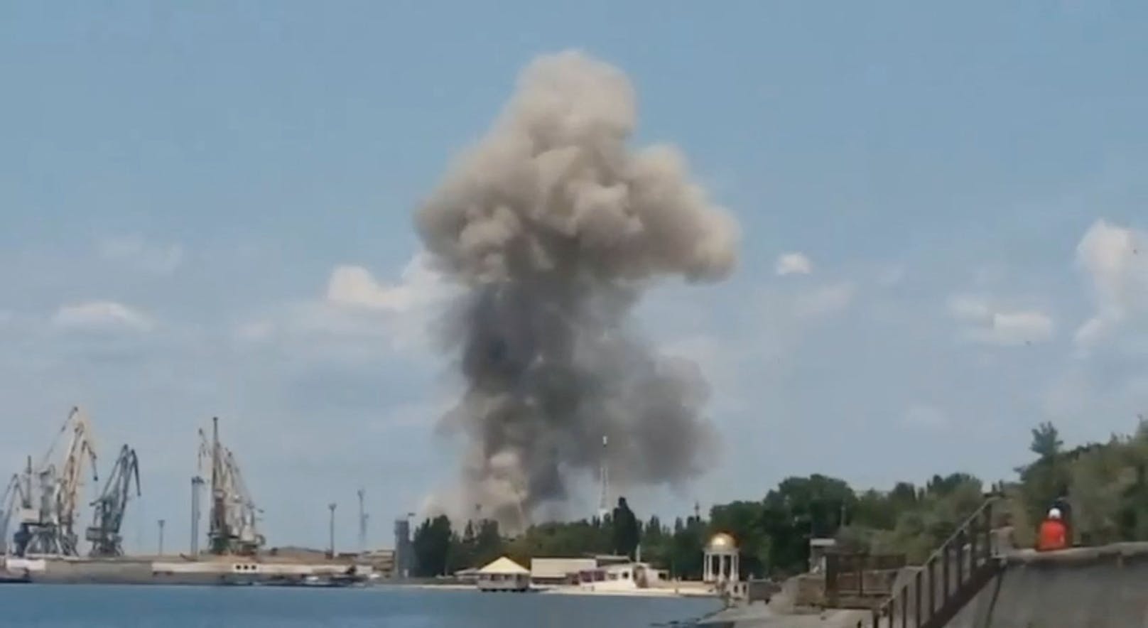 Storm Shadow: Explosion am Hafen von russisch besetztem Berdjansk 100 Kilometer hinter der Front.