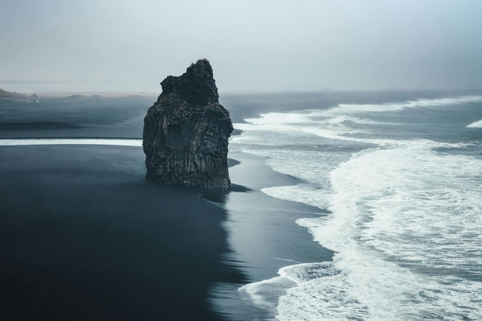 <strong>Platz 8: Reynisfjara Beach, Island:</strong> Der schwarze Sandstrand in Kombination mit den tosenden Atlantikwellen und dem atemberaubenden Panorama katapultiert den etwas anderen Traumstrand ins Ranking.