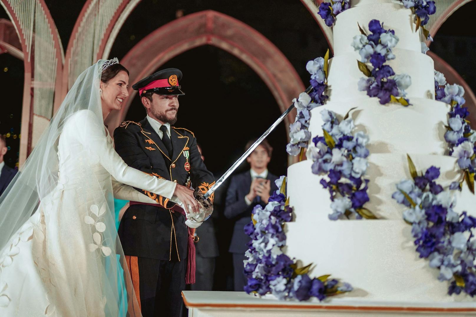 Die pompöse Hochzeitstorte wurde mit dem Säbel angeschnitten.