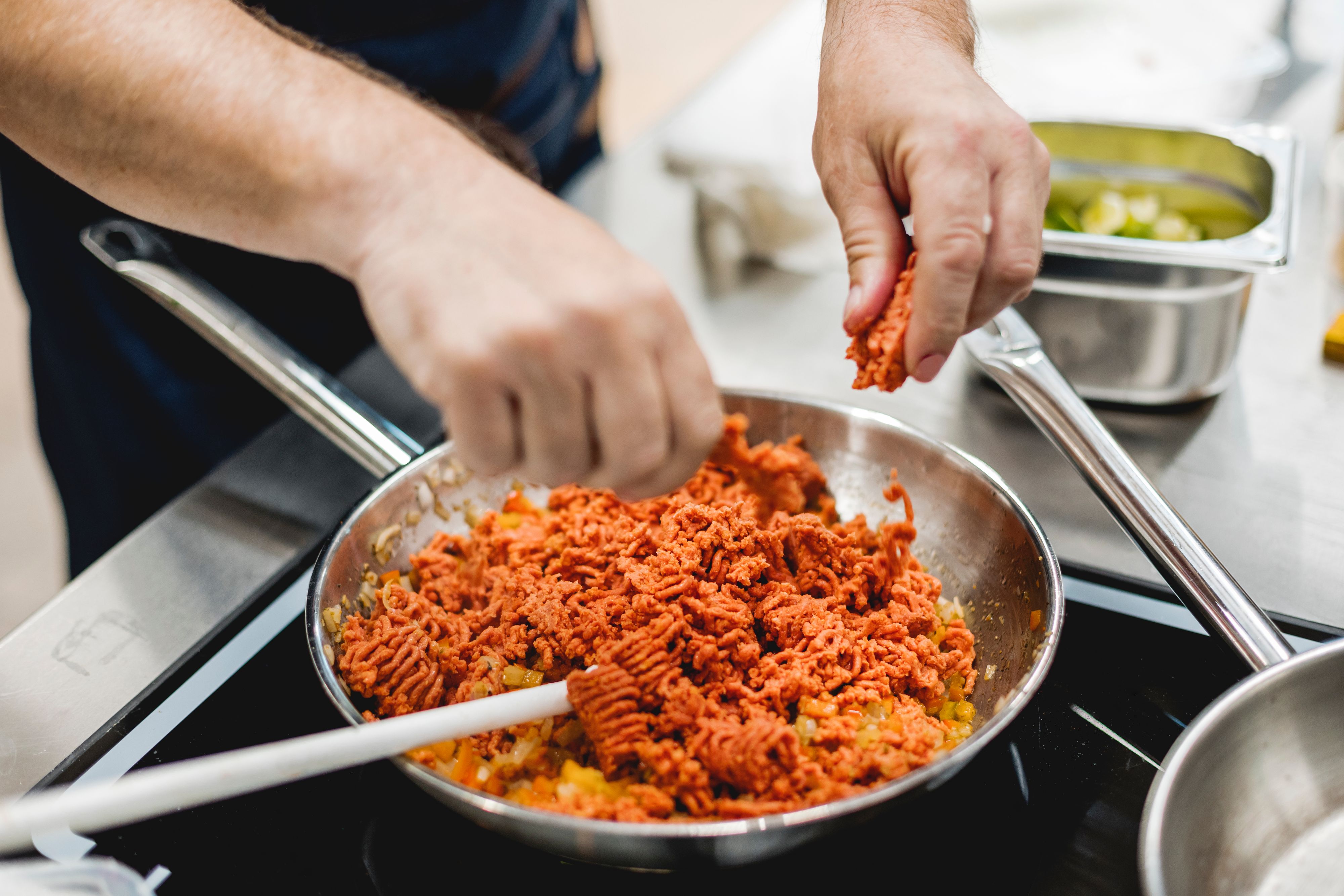 Burger-Patties, Bolognese & Co. - Die SPAR-eigene Fleischproduktion unter dem Namen "TANN" hat bereits rund 100 Veggie- und vegane Produkte im Sortiment.