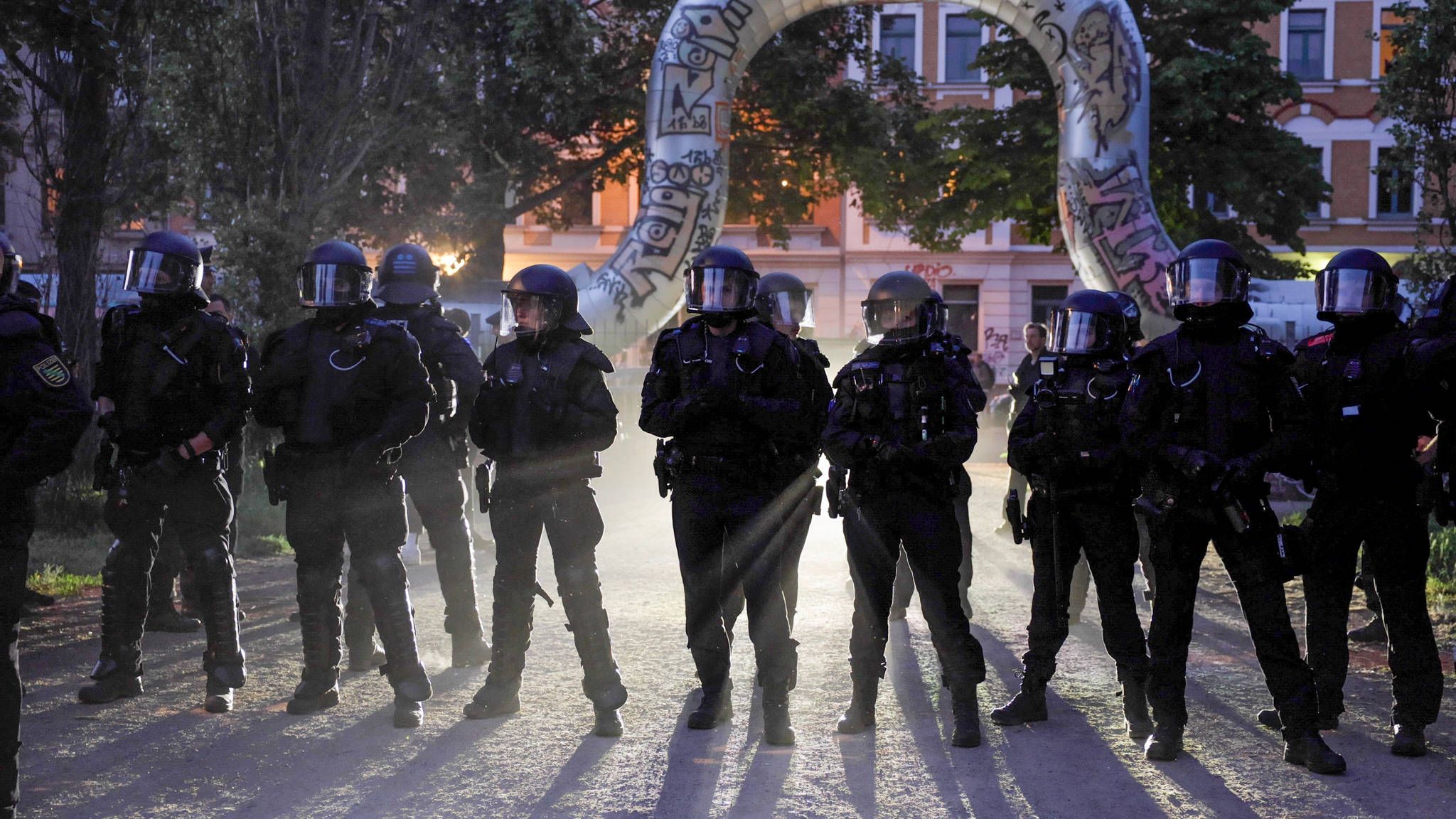 Die Polizei Leipzig bereitet sich mit einem Großaufgebot auf eine verbotene Demonstration am Samstag vor. (Symbolbild)
