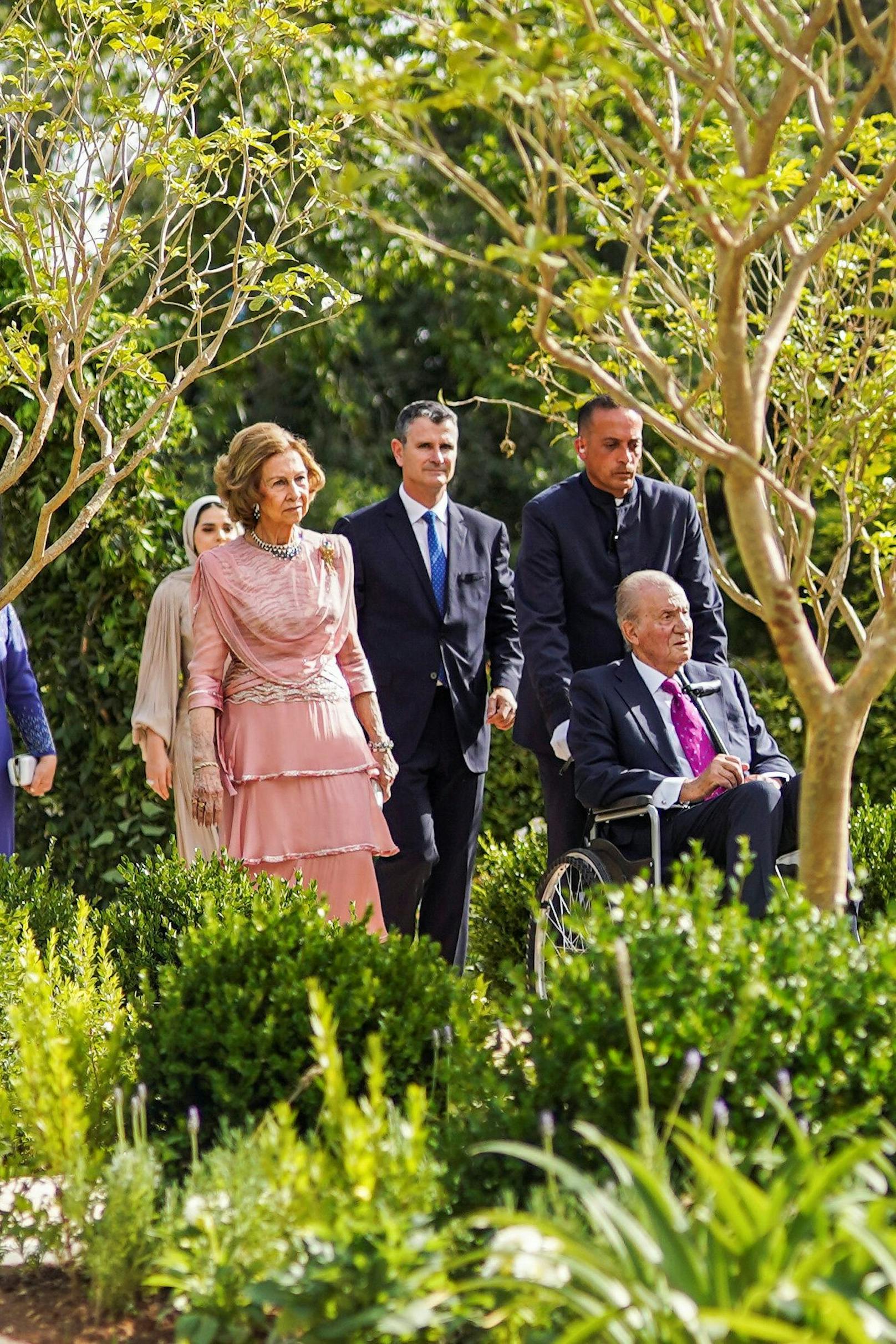 Spaniens ehemaliger König Juan Carlos ist mit seiner Ehefrau, Ex-Königin Sofía, und seiner Tochter Elena zur Hochzeit erschienen.