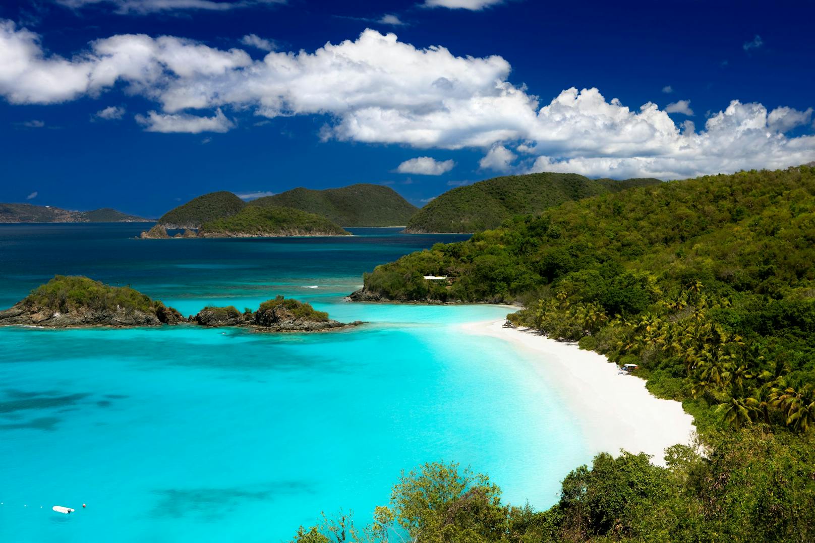 <strong>Platz 6: Trunk Bay, US Virgin Islands: </strong>Dieser Strand zählt zu den schönsten der Karibik – kein Wunder, bei all den Blautönen.