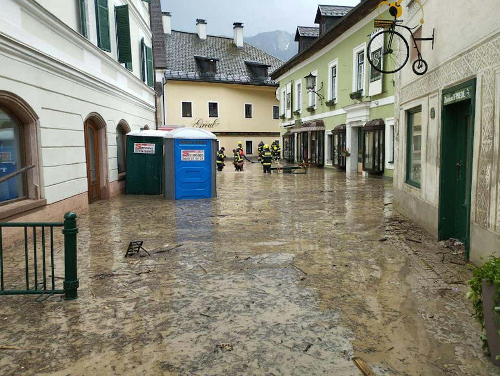 Sintflut-Regen in Bad Aussee – Ort steht unter Wasser