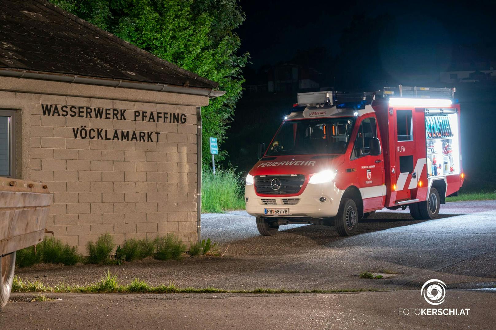 Die Feuerwehren Pfaffing, Oberalberting und die Polizei wurden am Donnerstag gegen 21:50 Uhr zu einem technischen Einsatz alarmiert. Ein Traktor war in das Clubgebäude eines dort befindlichen Sportvereins gefahren und beschädigte dies enorm.