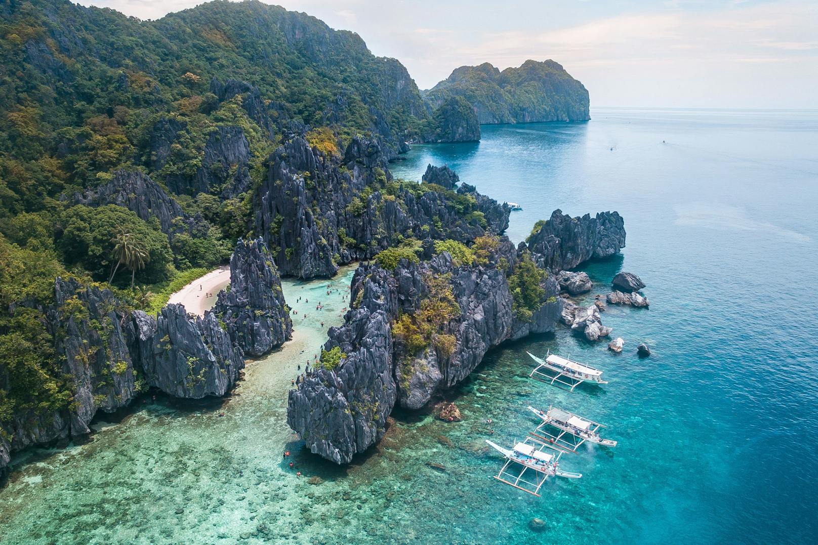 <strong>Platz 3: Hidden Beach, Philippinen: </strong>Der wortwörtlich versteckte Strand befindet sich an der nordöstlichen Küste der Region El Nido auf der Insel Matinloc. Die tropische Idylle liegt in einer kleinen Bucht und ist von steilen Klippen umgeben.