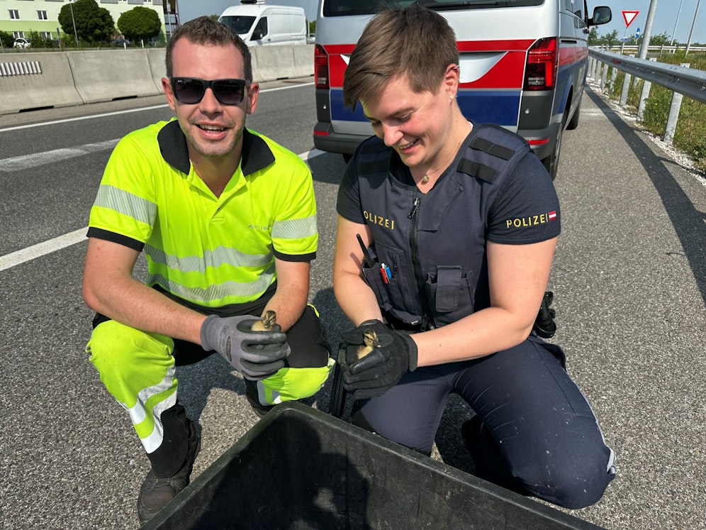 Asfinag Traffic Manager Kevin Hofmann (li.) und sein Kollege Michael sowie Bedienstete der Polizei standen im Einsatz.