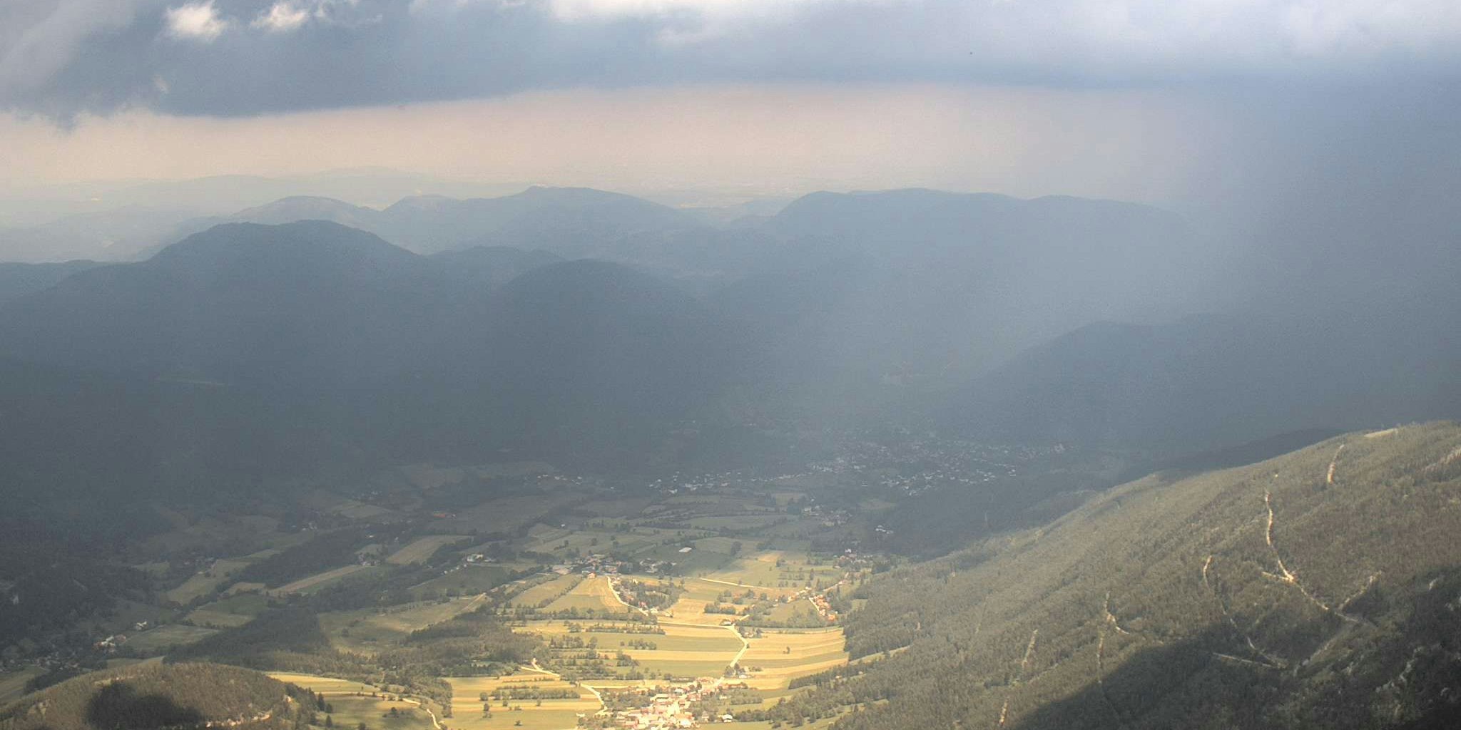Die stärkste Zelle mit Starkregen und kleinem Hagel zieht derzeit in Richtung Südburgenland, eine weitere ist bei Puchberg am Schneeberg entstanden