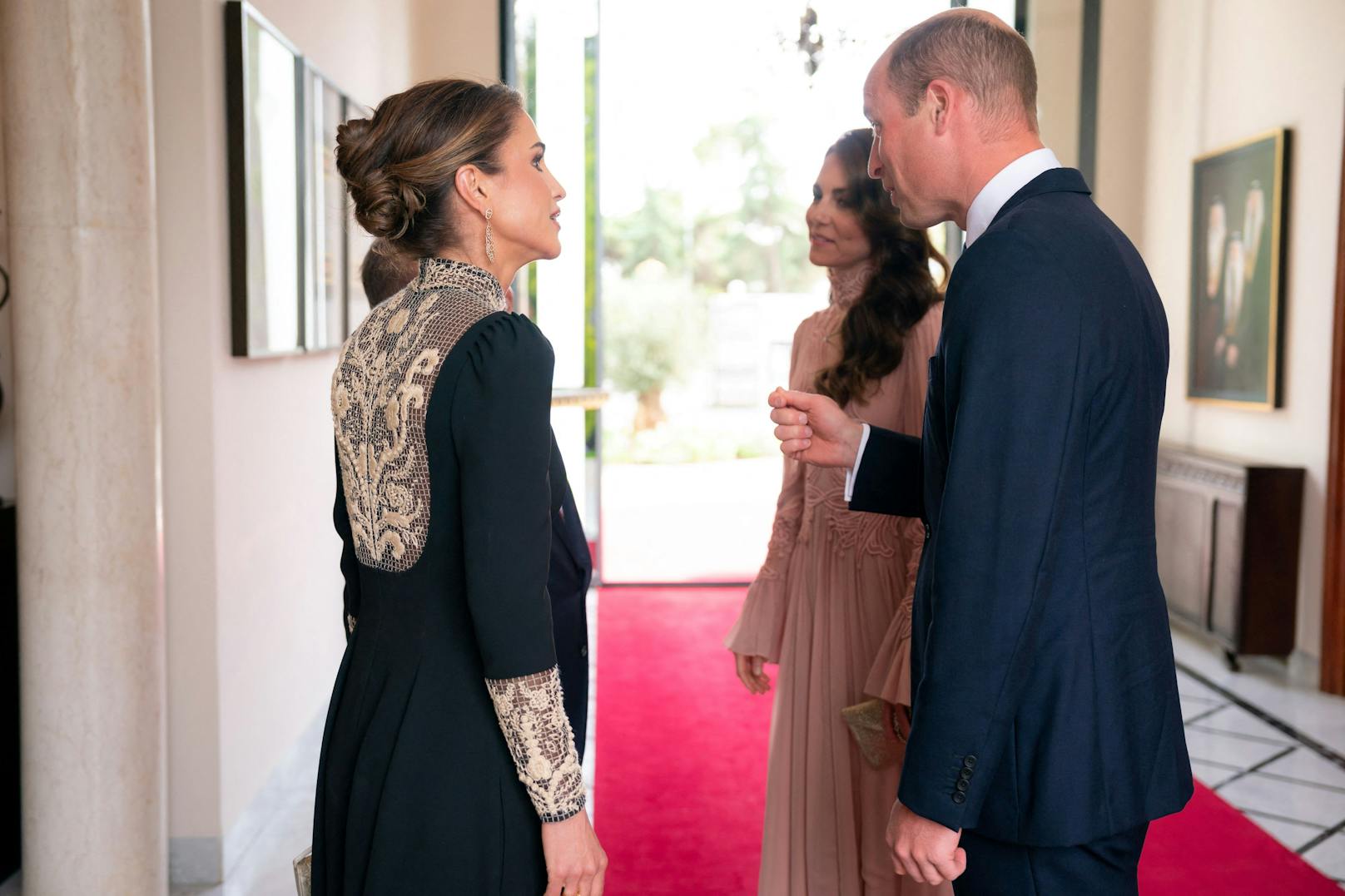 Die beiden unterhielten sich bereits vor der Hochzeit mit dem König von Jordanien Abdullah II und seiner Frau Queen Rania.