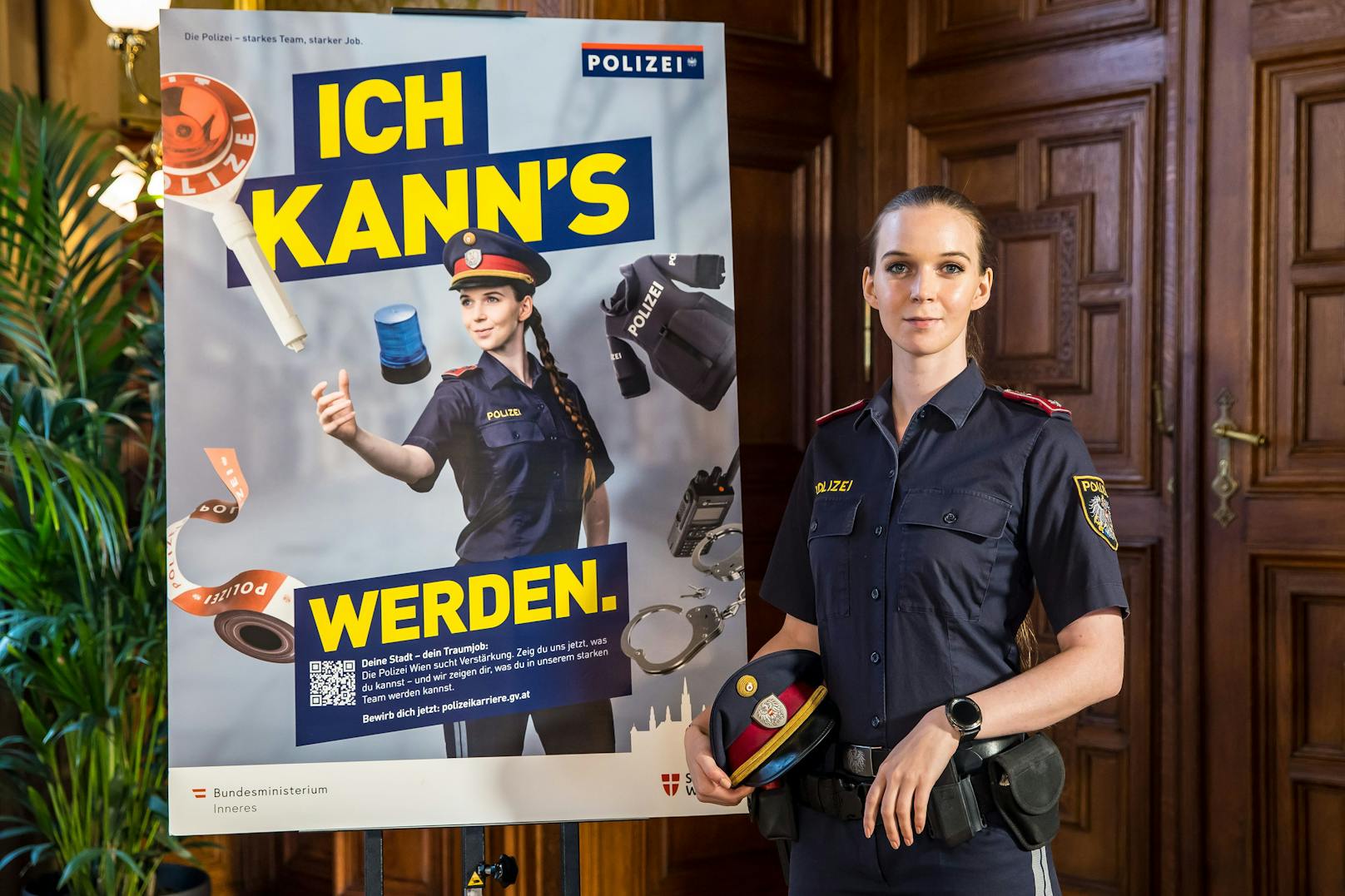 Polizistin Martina ist auf dem Plakat zu sehen, das im Rahmen der Präsentation der neuen Polizei Rekrutierungskampagne im Rathaus der Stadt Wien der Öffentlichkeit vorgestellt wurde.
