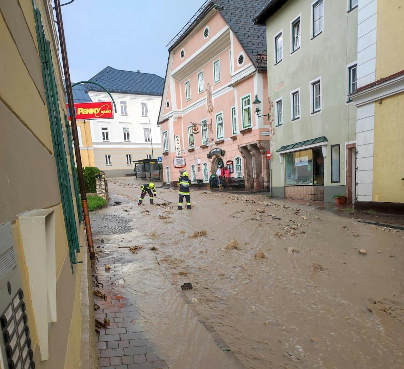 Um etwa 17.30 Uhr begann der Großeinsatz für die Feuerwehren im steirischen Salzkammergut. Heftige Wolkenbrüche führten zu Überschwemmungen – Häuser und Geschäfte sowie der Hauptplatz von Bad Aussee standen unter Wasser.