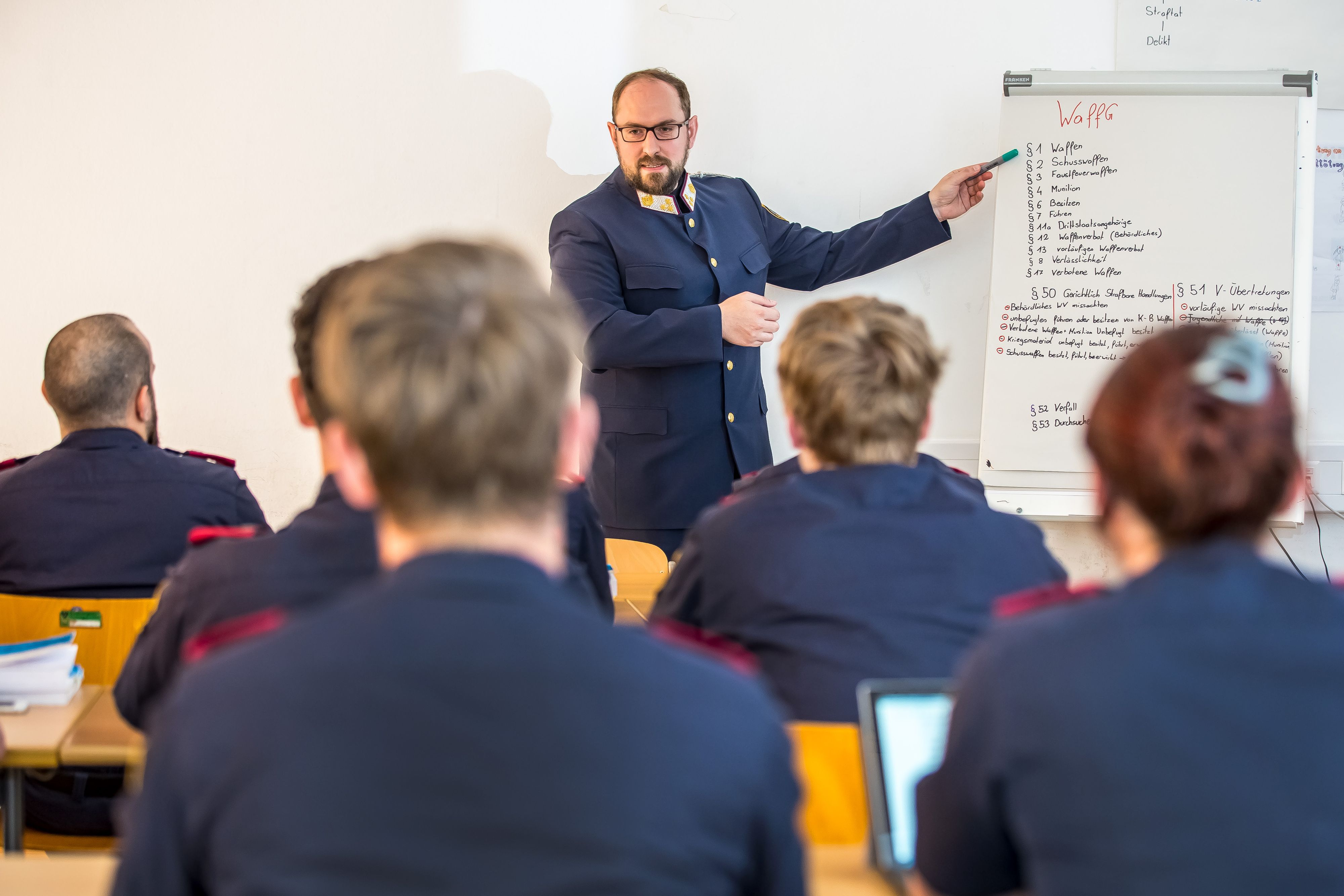 Der engagierte Chefinspektor Florian Huber unterrichtet im Bildungszentrum der Sicherheitsakademie in der Marokkanerkaserne.