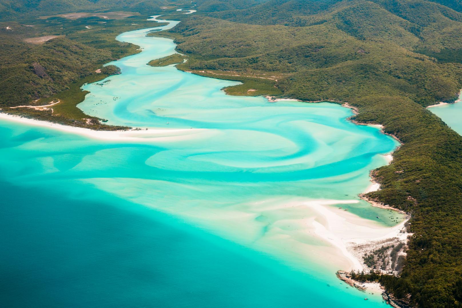 <strong>Platz 4: Whitehaven Beach, Australien: </strong>Am nördlichen Ende des Traumstrandes in Queensland lässt eine gezeitenabhängige Bucht den schneeweissen Sand mit dem türkisfarbenen Wasser marmorähnlich verschmelzen.