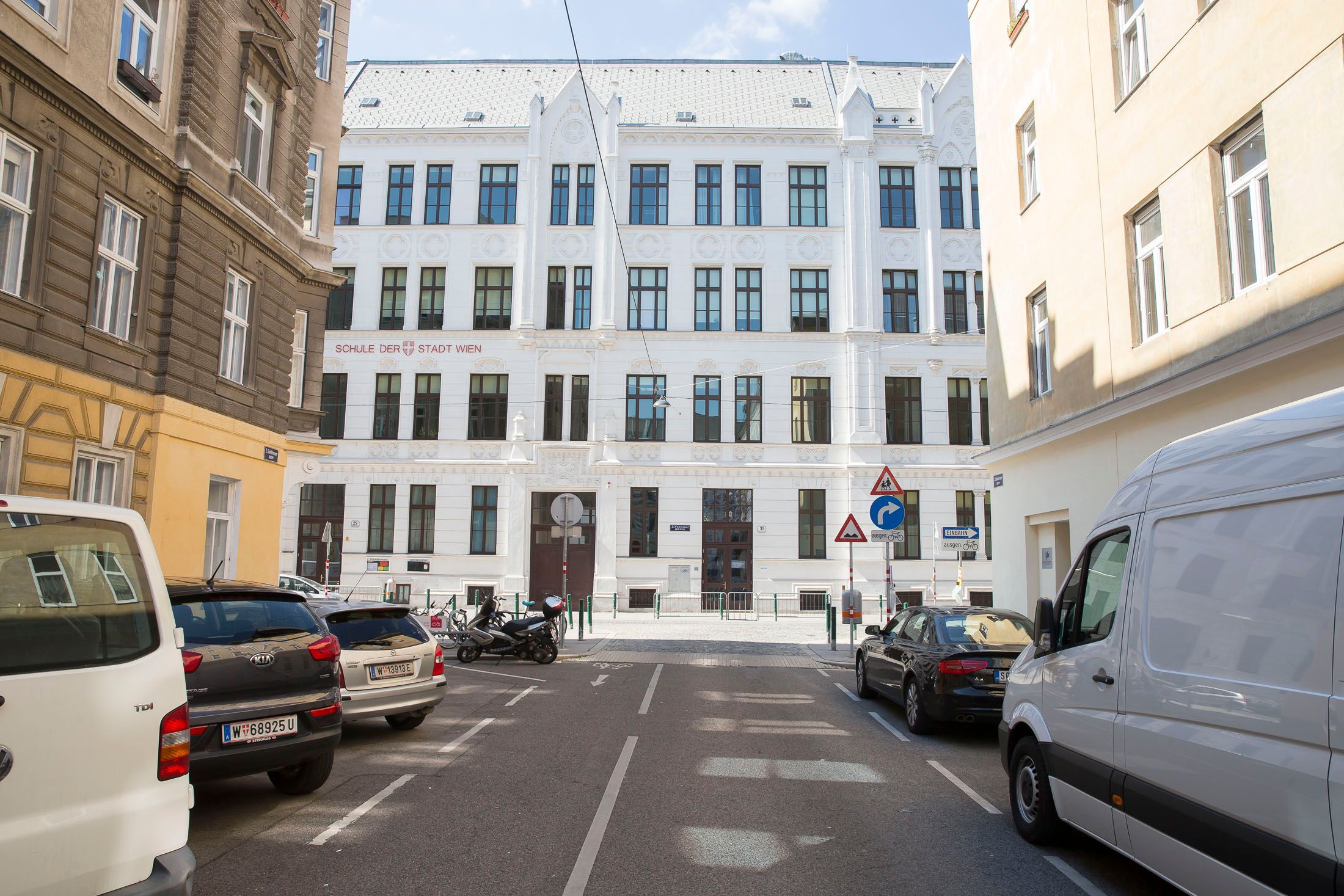 Die Schulstraße verbietet das Befahren von bestimmten Straßen für alle, die keine Anrainer sind. (Symbolbild)