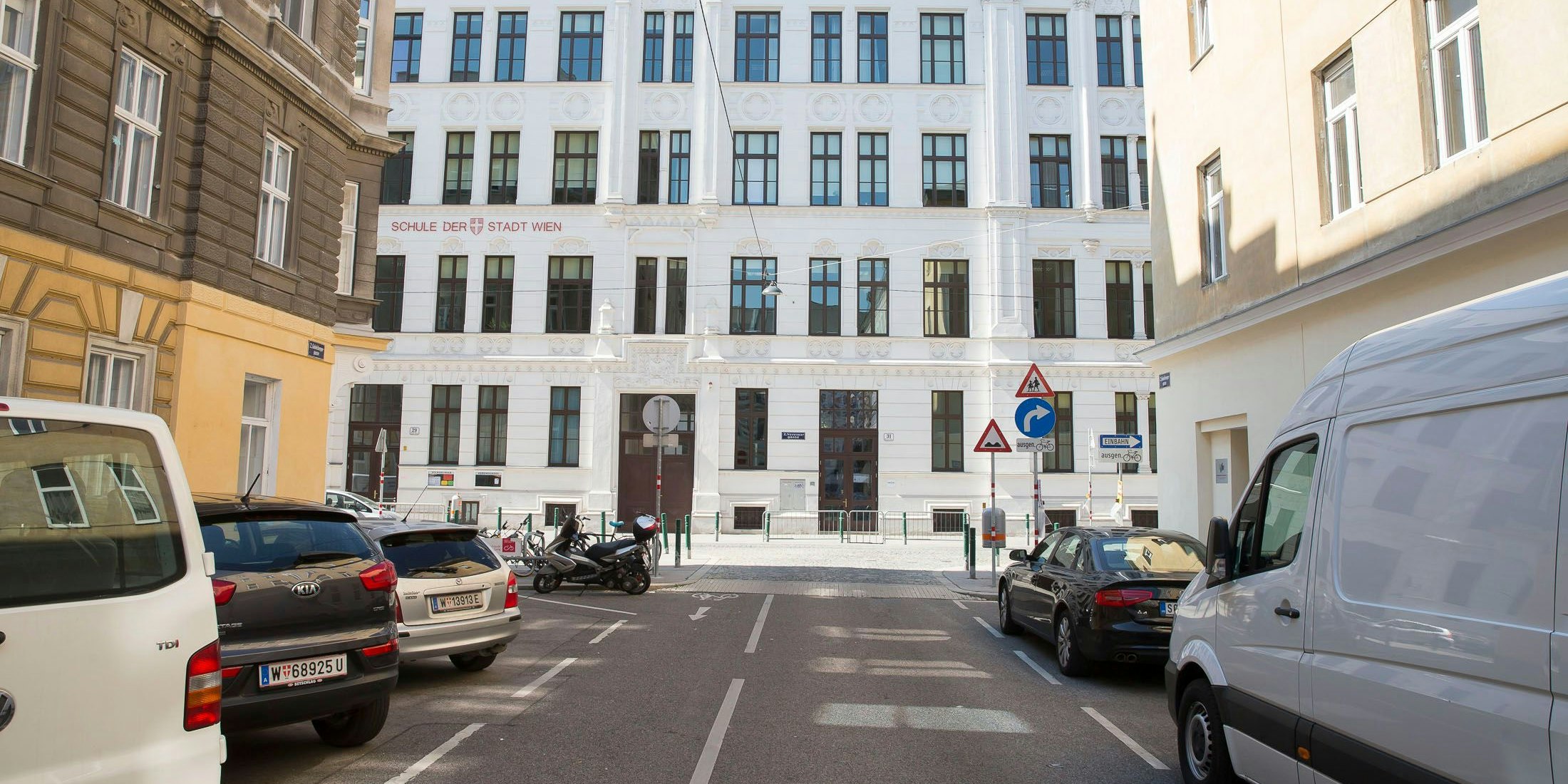 Die Schulstraße verbietet das Befahren von bestimmten Straßen für alle, die keine Anrainer sind. (Symbolbild)