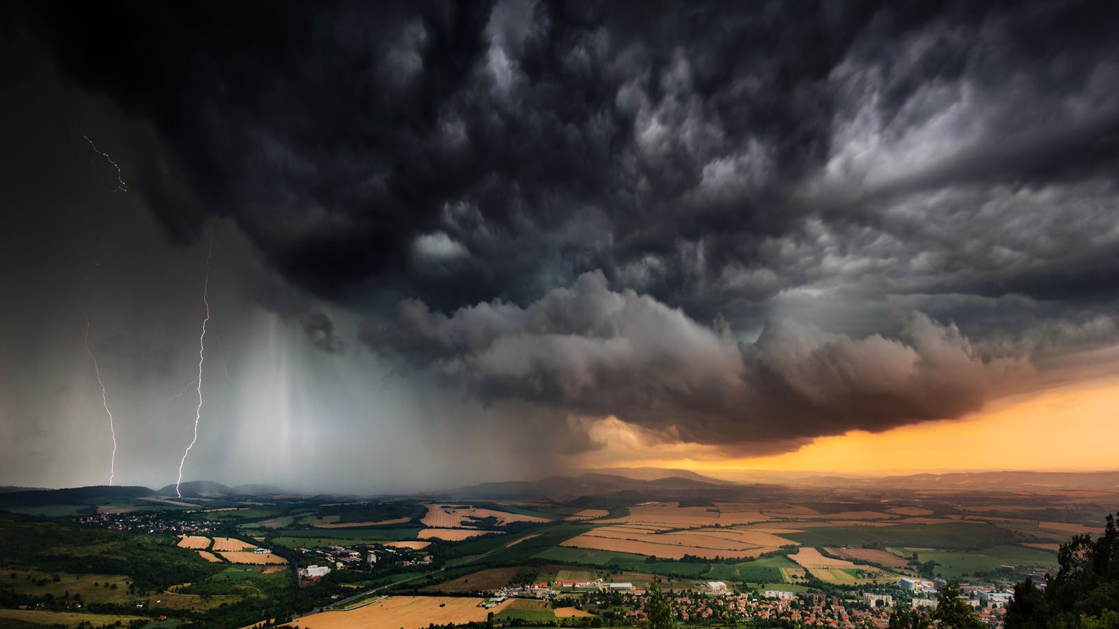 Kräftige Hagel-Gewitter ziehen jetzt nach Österreich