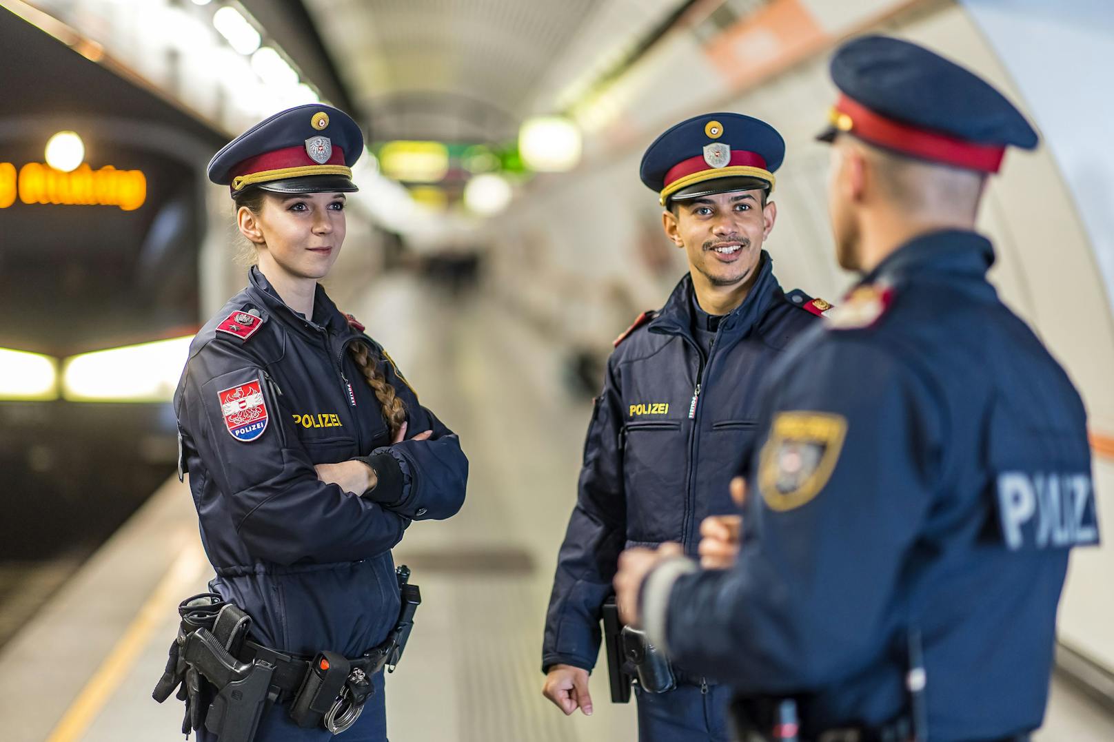 Polizistin Martina BUCHNER mit Kollegen in einer Wiener U-Bahn Station.