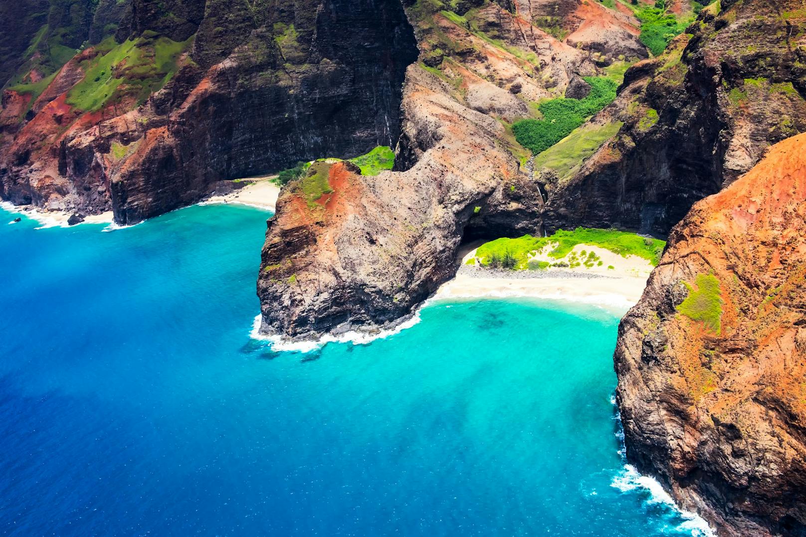 <strong>Platz 7: Honopu Beach, Hawaii: </strong>Die wilde Schönheit des Strandes auf der Insel Kauai kannst du nur aus der Ferne bewundern – er ist zu abgelegen und gefährlich, um ihn besuchen zu können.