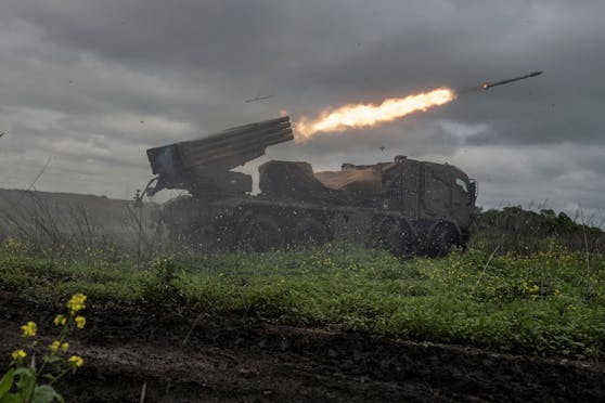 Ukrainische Soldaten feuern einen Mehrfachraketenwerfer des Typs RM-70 Vampir bei Awdijiwka in der Oblast Donezk ab; 31. Mai 2023.