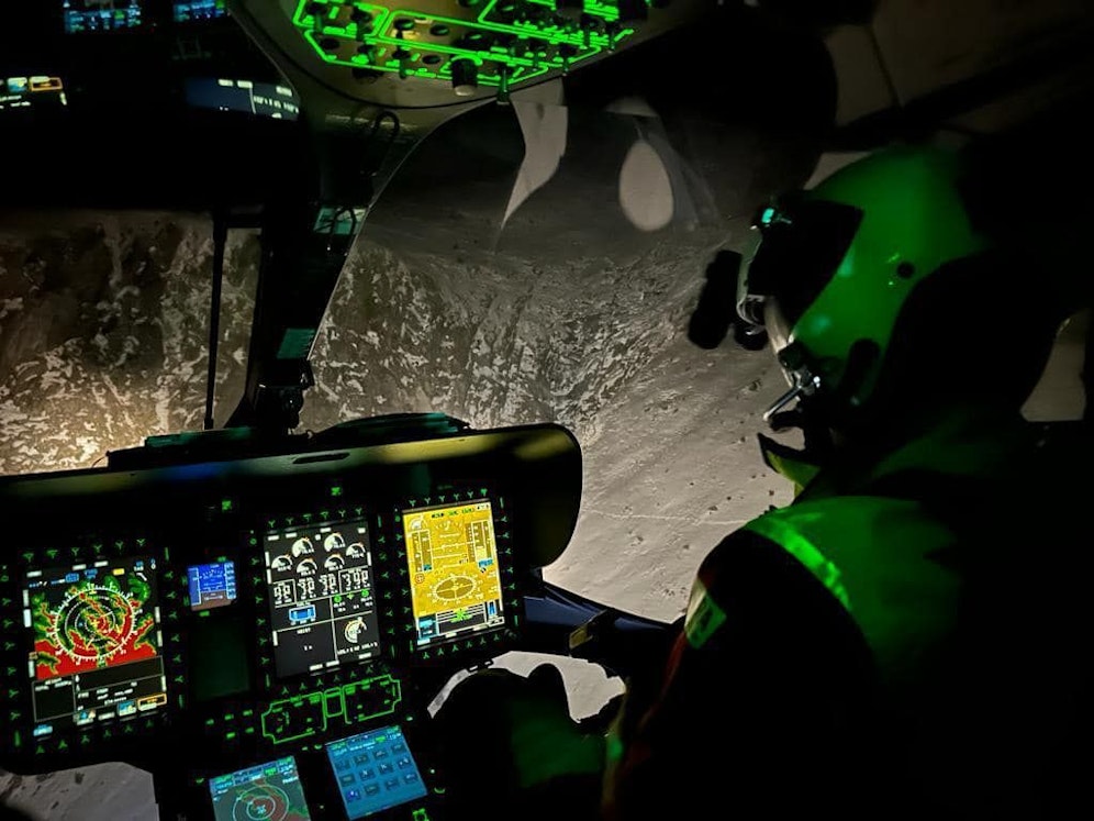 Spätnachts machte sich der Notarzthubschrauber RK-2 auf die Suche nach zwei Kletterern - es handelte sich um ein deutsches Paar.