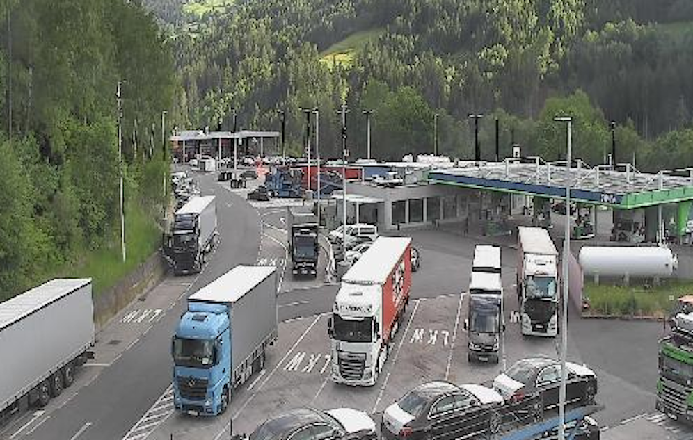 Rastplatz-Duo brach in Wohnmobile ein, während die Insassen schliefen.