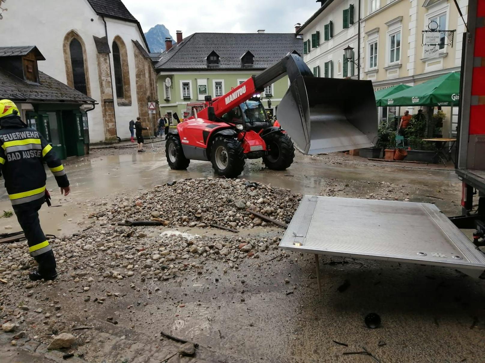 Die Feuerwehren Bad Aussee, Straßen, Obertressen, Reitern, Eselsbach/Unterkainisch und Altaussee rückten aus, um das Chaos mit gemeinsamer Kraft zu beseitigen.&nbsp;