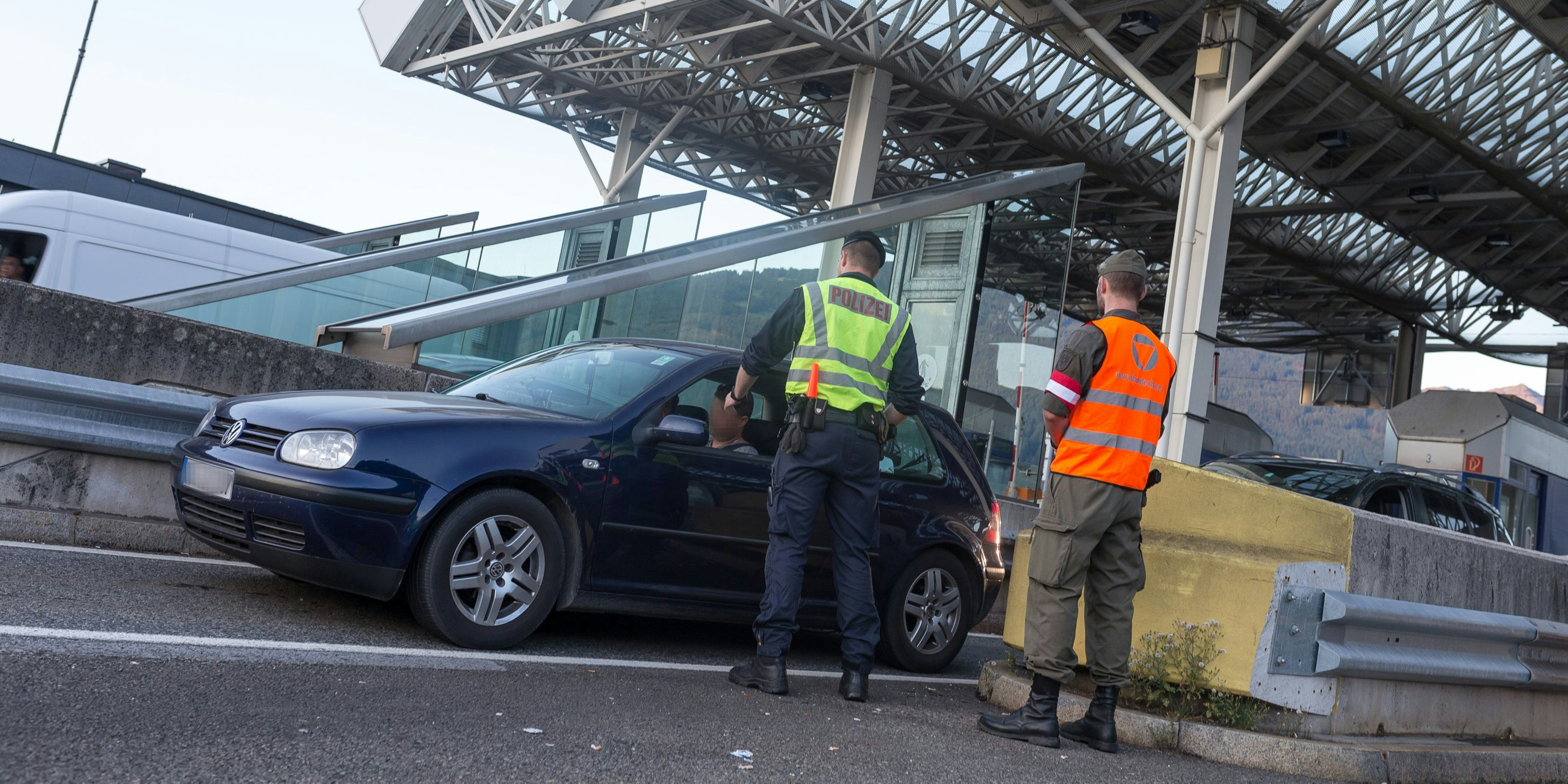 Auf den Straßen wird streng kontrolliert, doch auch im Zug sind Schlepper nicht sicher.