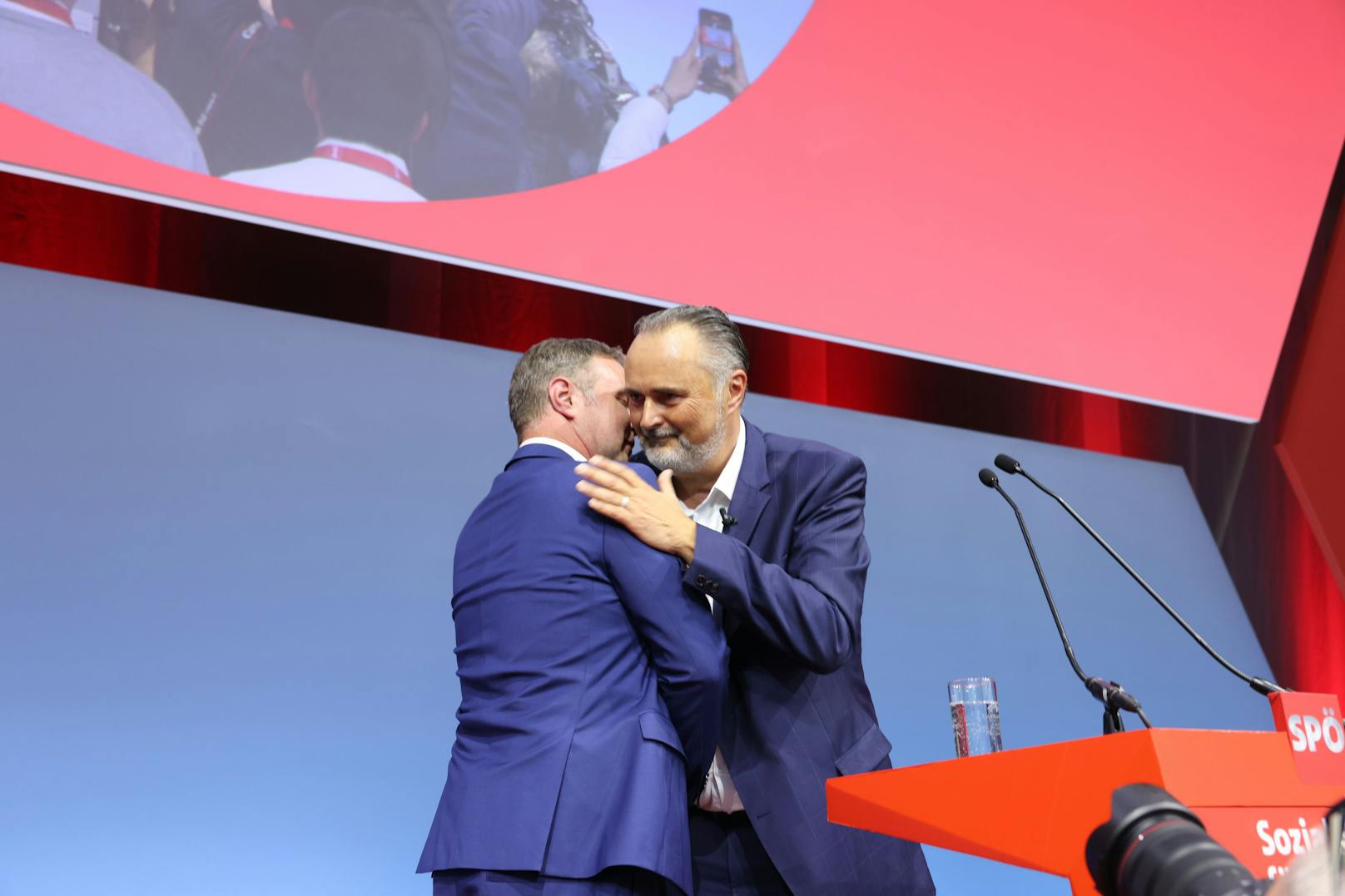 "Es gilt jetzt nicht nur Geschlossenheit zu demonstrieren, sondern auch zu leben", so Doskozil. Zu diesem Zeitpunkt feierte er noch den Sieg zum SPÖ-Chef.