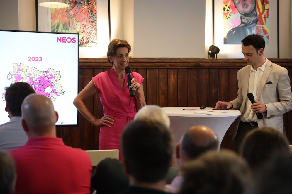 NEOS-NÖ-Chefin Indra Collini gibt die Marschroute vor.