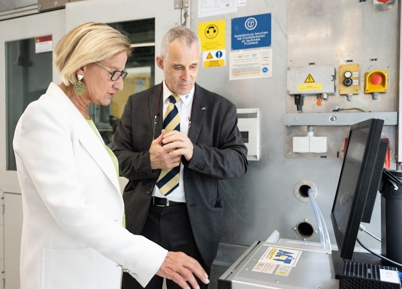 Landeshauptfrau Johanna Mikl-Leitner und Andreas Pauschitz bei der Besichtigung des neuen Technikums 4.