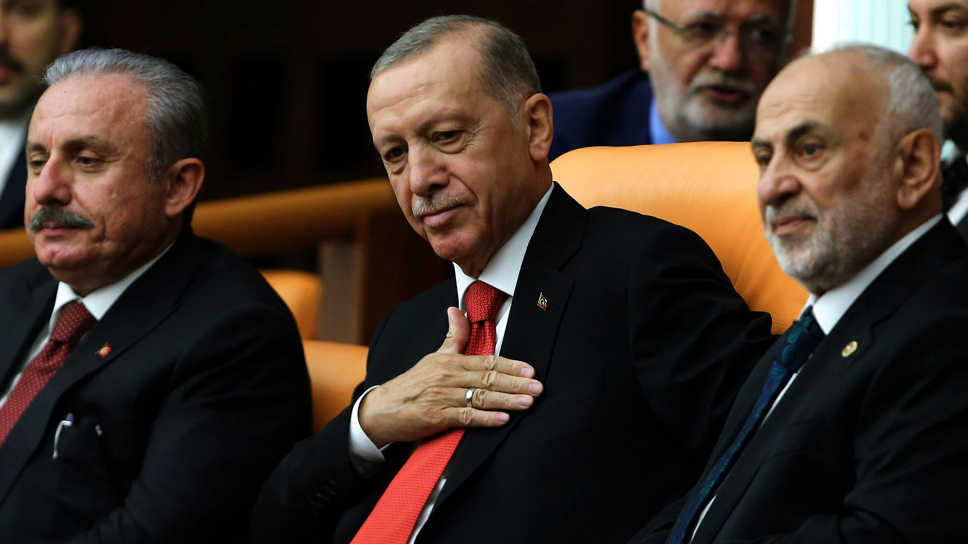 Download von www.picturedesk.com am 03.06.2023 (15:48).  Turkish President Recep Tayyip Erdogan, center, joins legislators elected to the Grand National Assembly of Turkey in the May 14 parliamentary elections, as they attend their first parliamentary session to take the oath, in Ankara, Turkey, Friday, June 2, 2023. Erdogan, who won a runoff presidential vote on May 28, formally starts his third presidential term following a ceremony on Saturday. (AP Photo/Ali Unal) - 20230602_PD3697 - Rechteinfo: Rights Managed (RM)