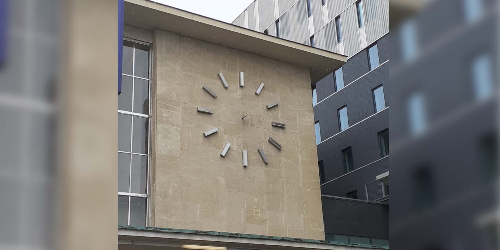 Lesereporterin Conny fällt auf, dass die Zeiger der Uhr am Westbahnhof schon seit Monaten fehlen.