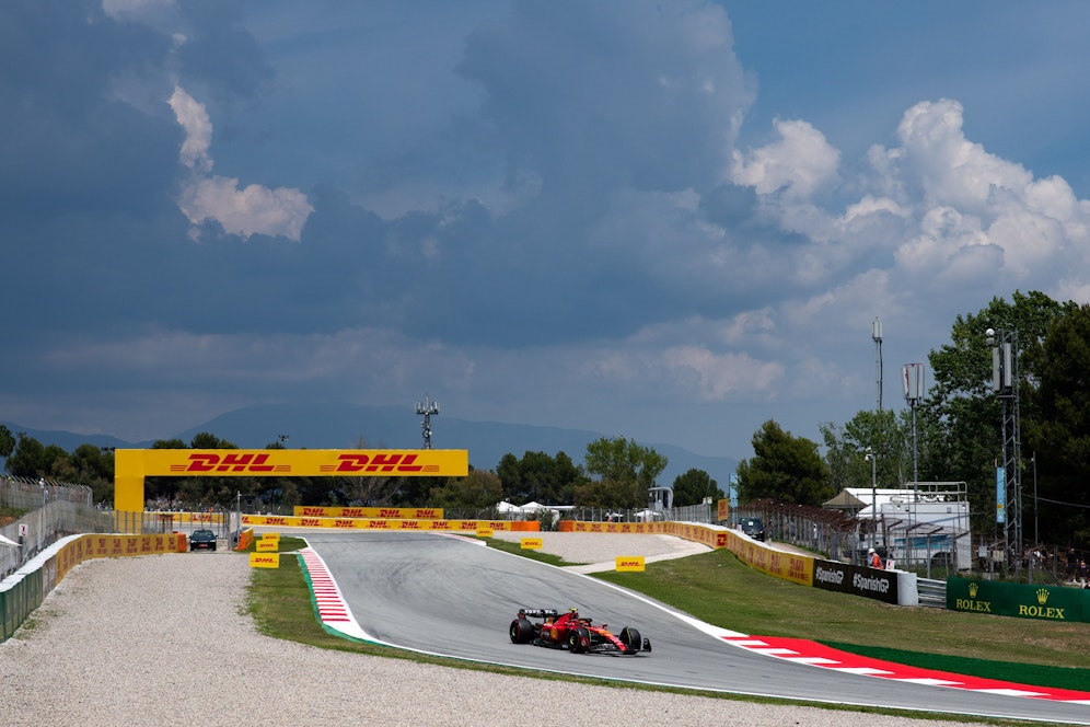 Bedrohliche Regenwolken über dem Circuit de Catalunya. 