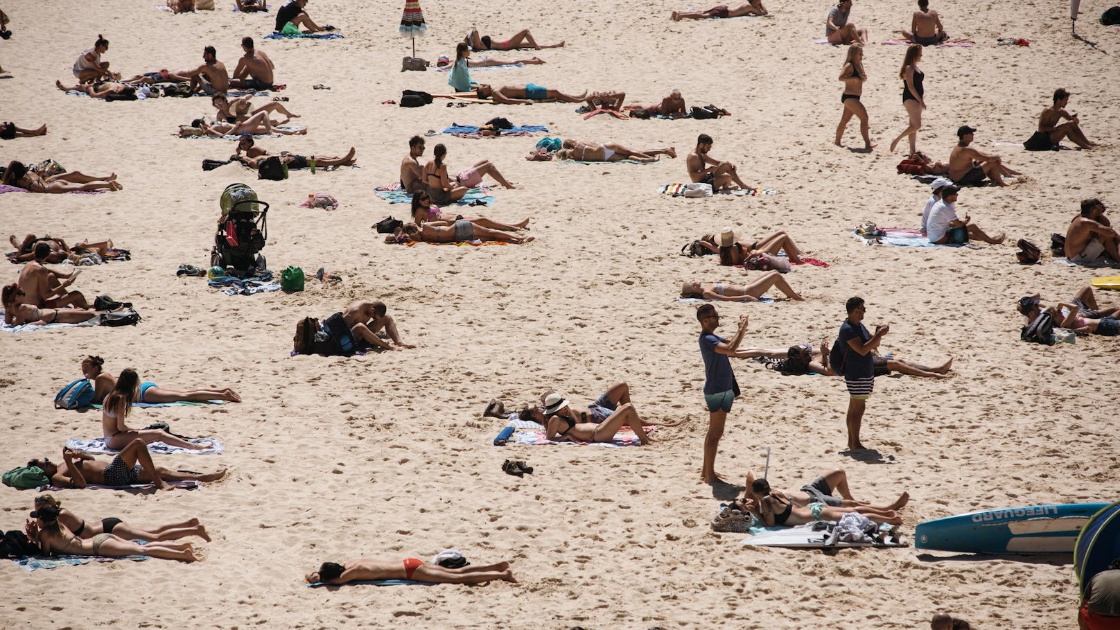 Mit Maßnahmen wie einem Badetuch-Verbot oder Strand-Limits gehen italienische Behörden gegen den Massentourismus vor.