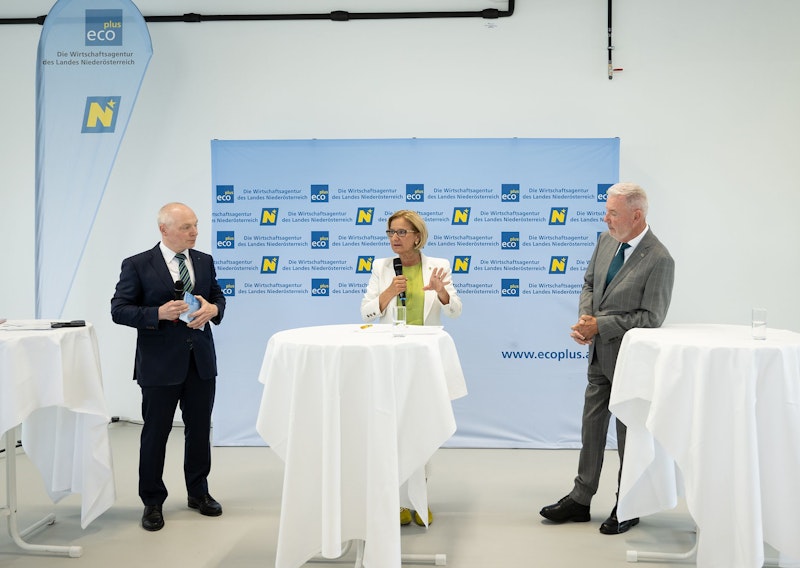 „Heute ist Niederösterreich attraktiver Standort für Wirtschaft, Wissenschaft und Forschung und gehört dank der Innovationskraft seiner Forscherinnen und Forscher zu den innovativsten Regionen Europas“, so Landeshauptfrau Johanna Mikl-Leitner bei der Eröffnung des neuen Technikums 4 (im Bild mit Klaus Schneeberger (r.) und Helmut Miernicki)