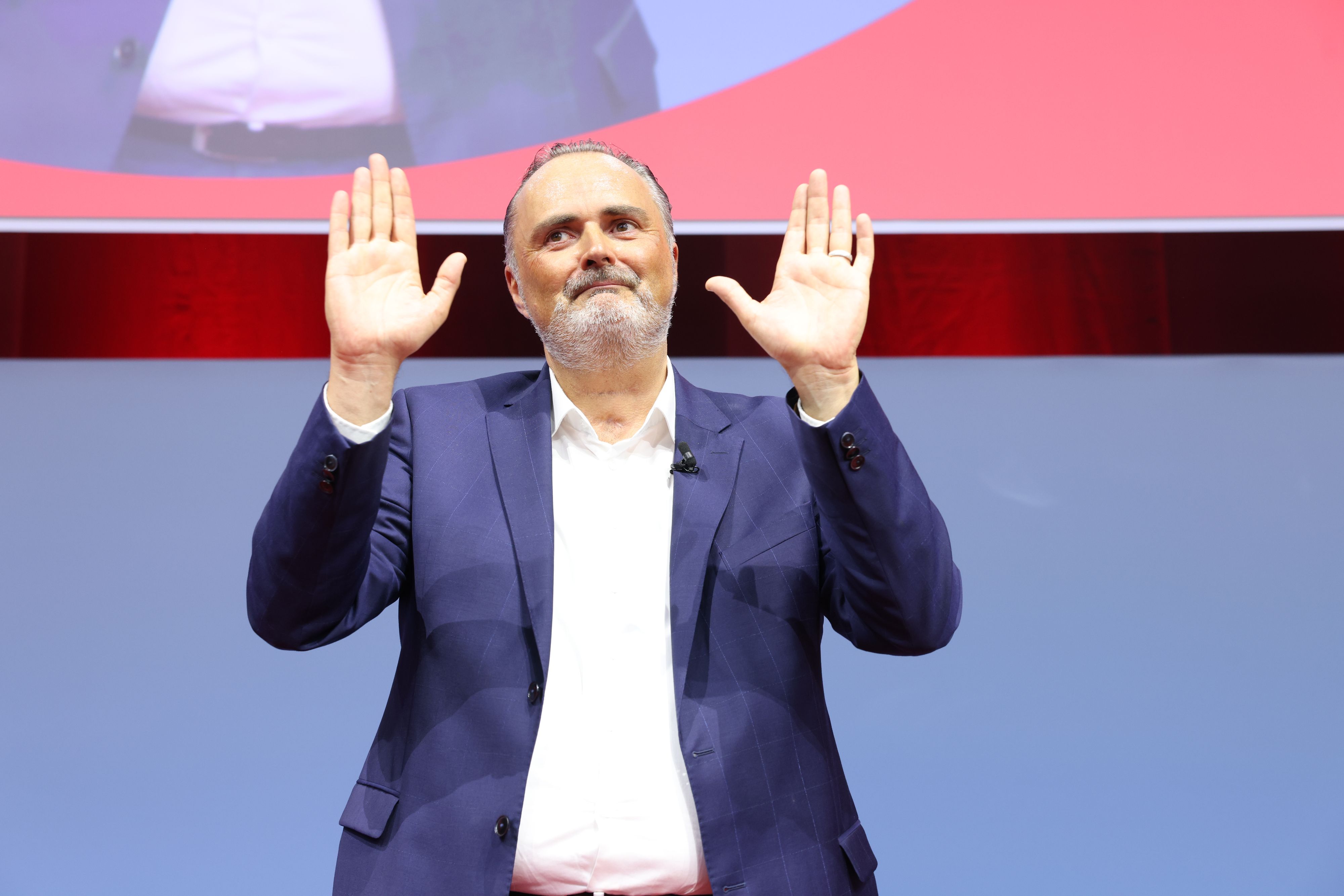 Hans Peter Doskozil feiert seine Wahl zum SPÖ-Parteichef am Sonderparteitag.