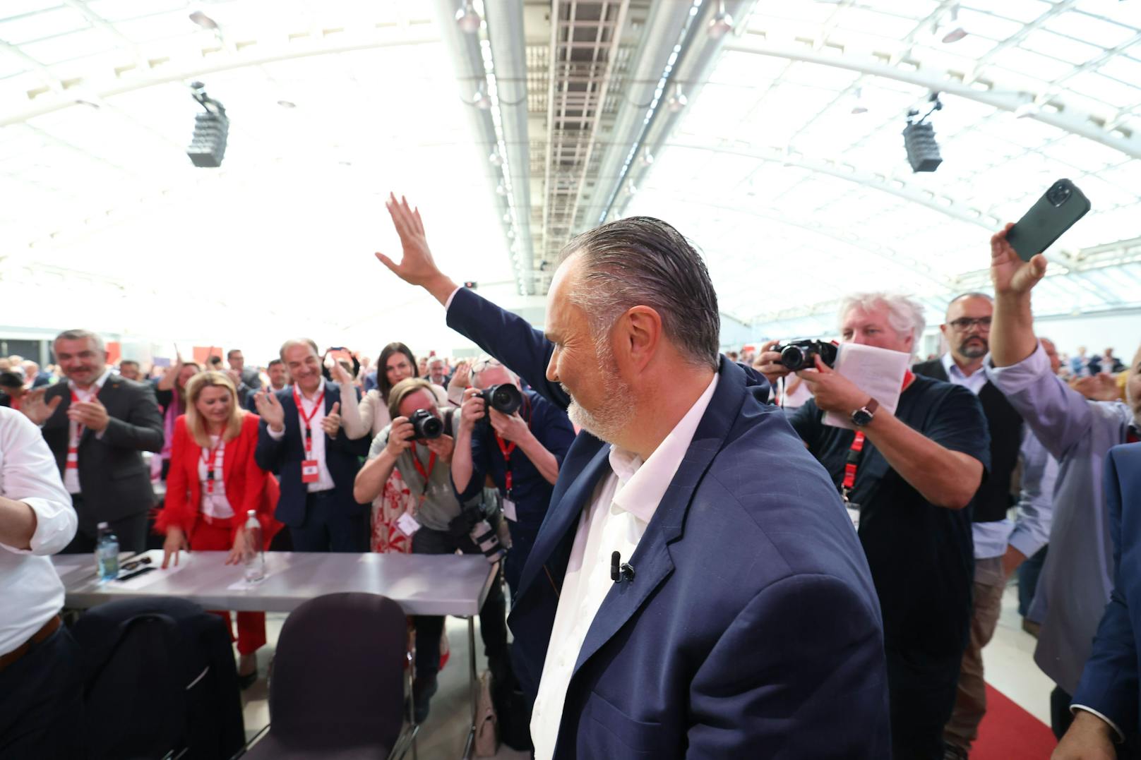 <strong>Hans Peter Doskozil</strong> feierte am 3. Juni seine Wahl zum SPÖ-Parteichef am Sonderparteitag. Zu diesem Zeitpunkt noch nicht bekannt: Die Ergebnisse wurden vertauscht.