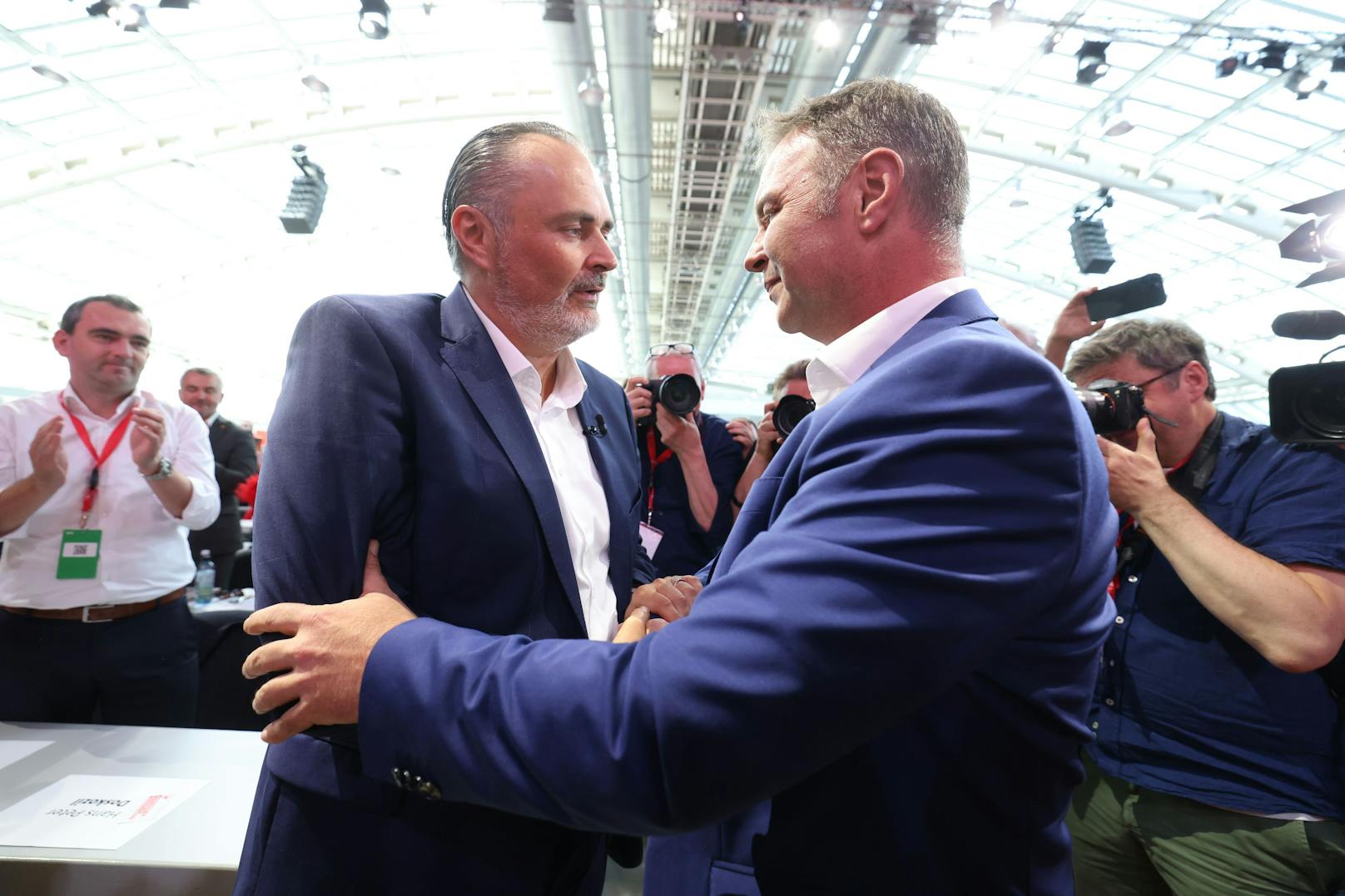 Ein symbolischer Moment: Andreas Babler gratuliert Neo-SPÖ-Chef Hans Peter Doskozil zum Sieg.