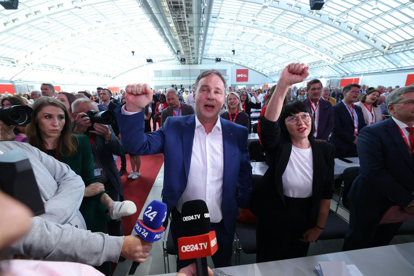 Andreas Babler singt lautstark zum Abschluss des SPÖ-Parteitags die "Internationale".