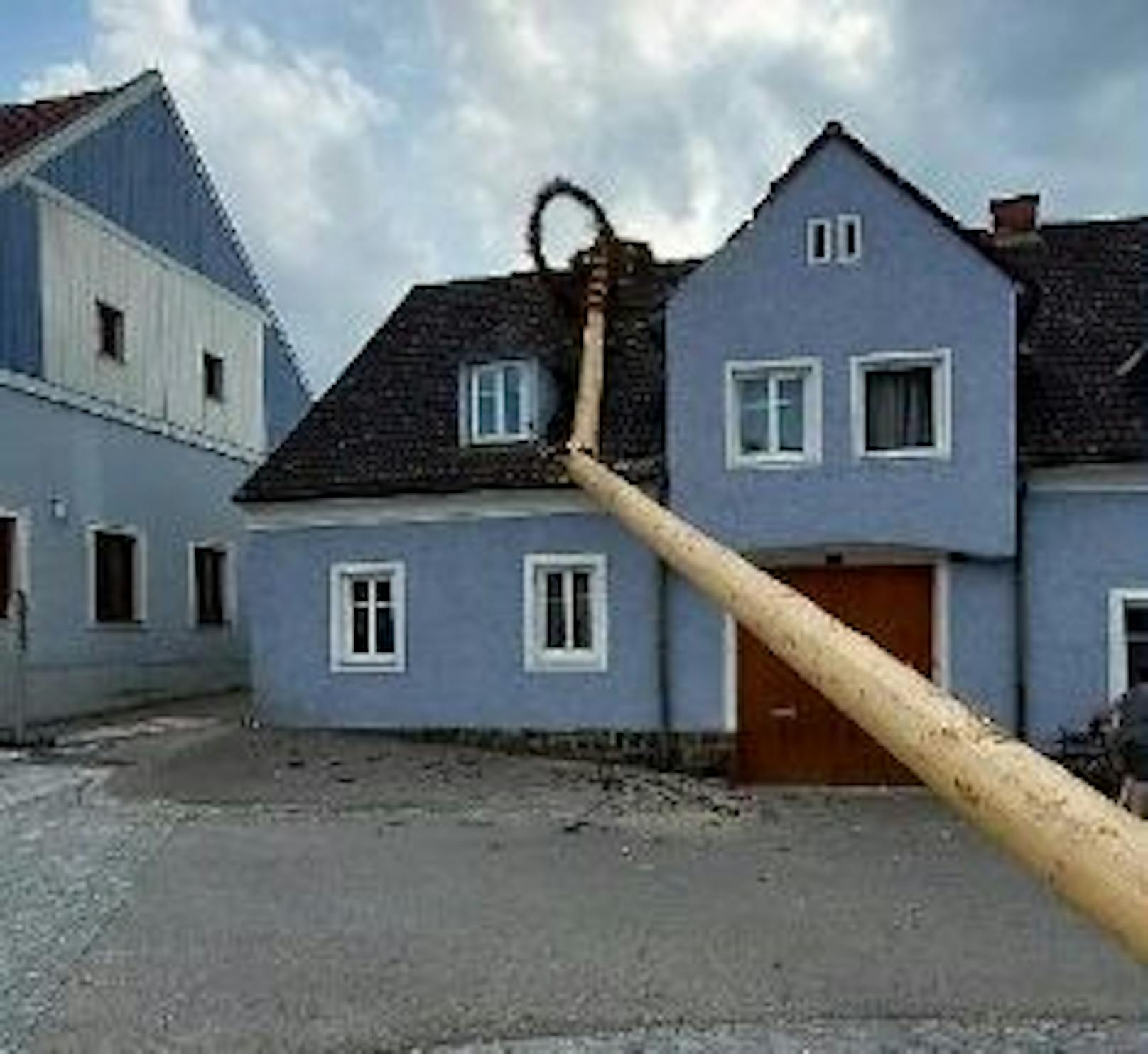 Der Maibaum beschädigte das Haus.