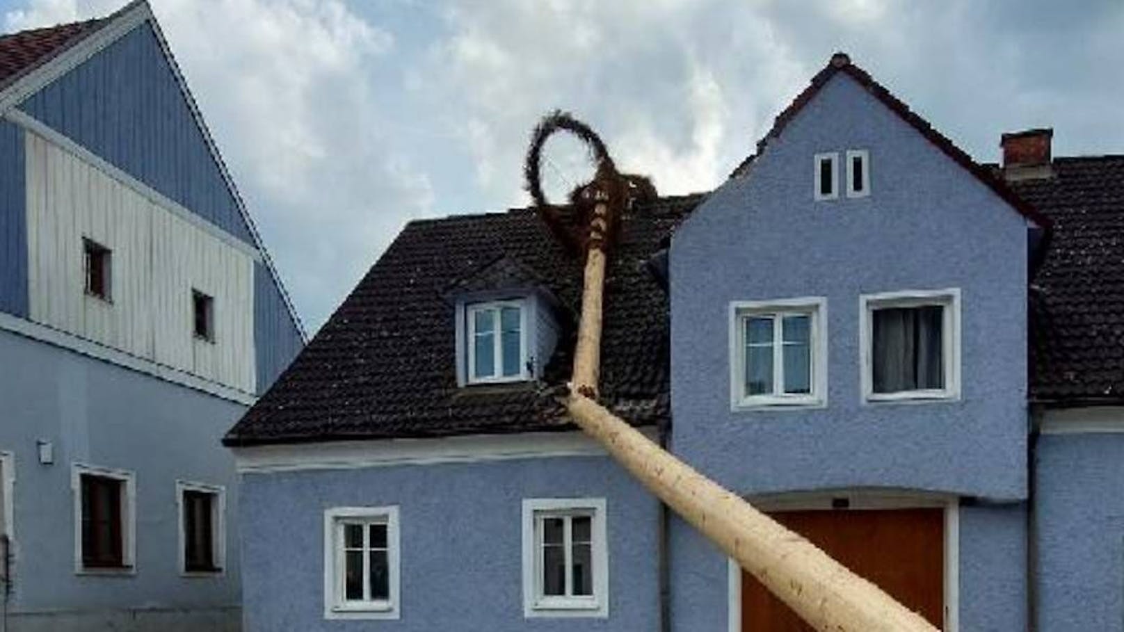 Maibaum stürzte auf Haus