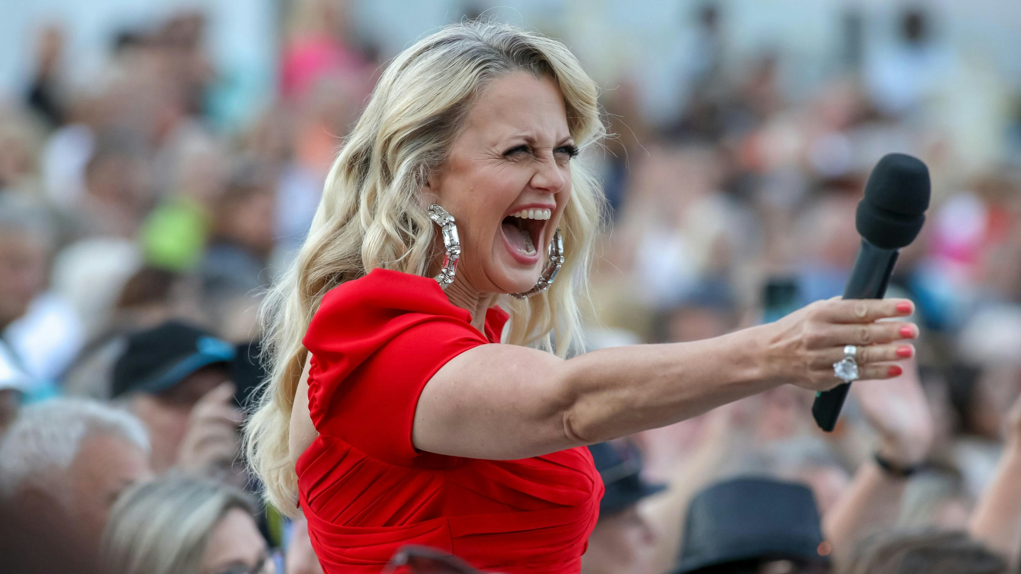 Download von www.picturedesk.com am 03.06.2023 (21:14).  02.06.2023, Seebühne Mörbisch/BGLD, STARnacht am Neusiedler See, Tag1: Bilder a. d. Show u. Seitenblicke Party im Strandhaus im Bild: Barbara Schöneberger, -Moderation, -mit Publikum, - 20230602_PD15247 - Rechteinfo: Rights Managed (RM)