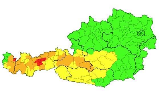 In den Bezirken Innsbruck, Innsbruck-Land und Schwarz (alles T) sowie Bregenz (V) herrscht bereits Gewitter-"Warnstufe Rot"(Stand 3.6., 17:20 Uhr)