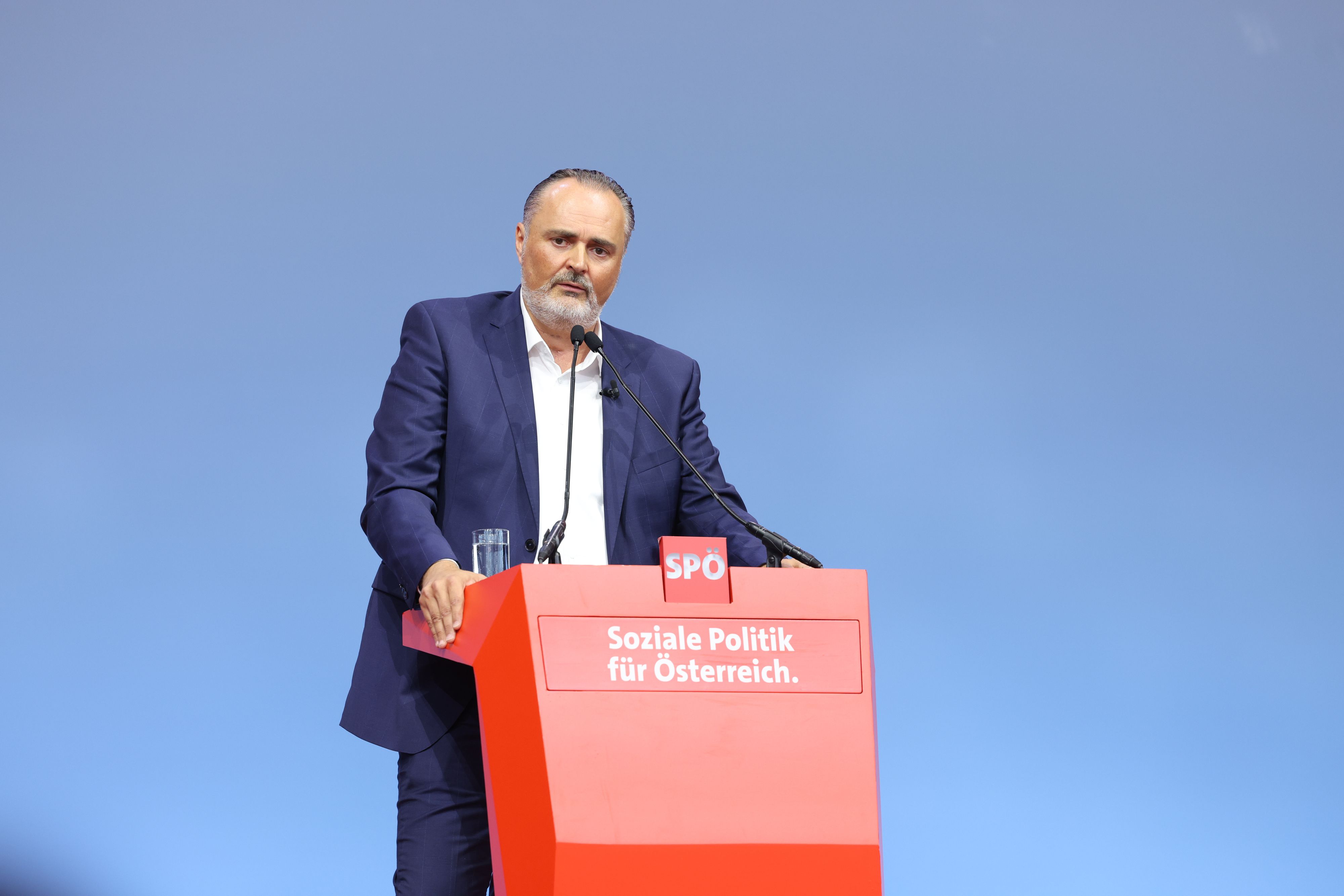 Hans Peter Doskozil spricht zuerst.